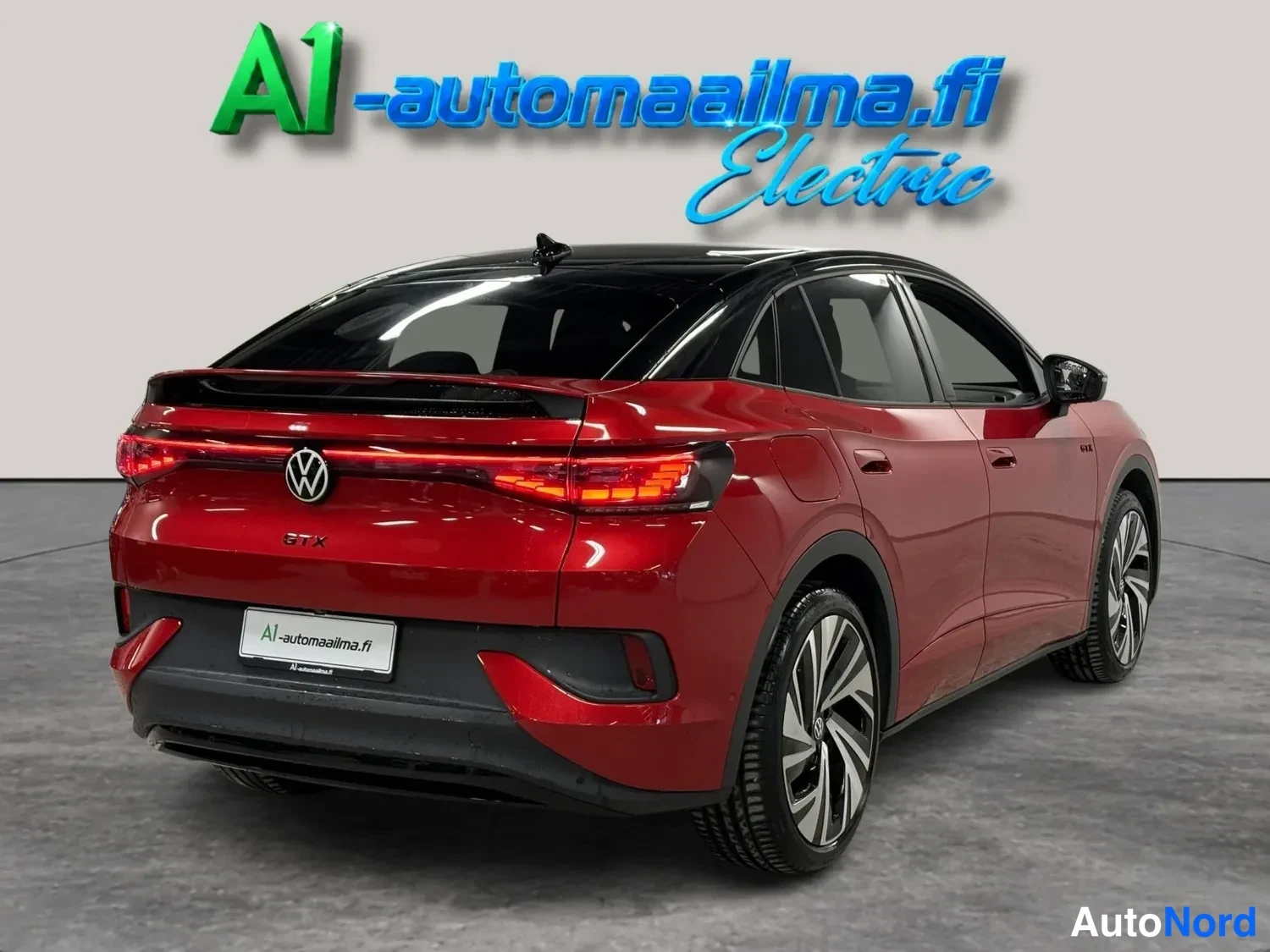 Takaviisto: Punanainen Volkswagen GTX takaviistosta: takavalot, GTX-merkintä, viistokatto ja moniosaiset kevytmetallivanteet näkyvät.
