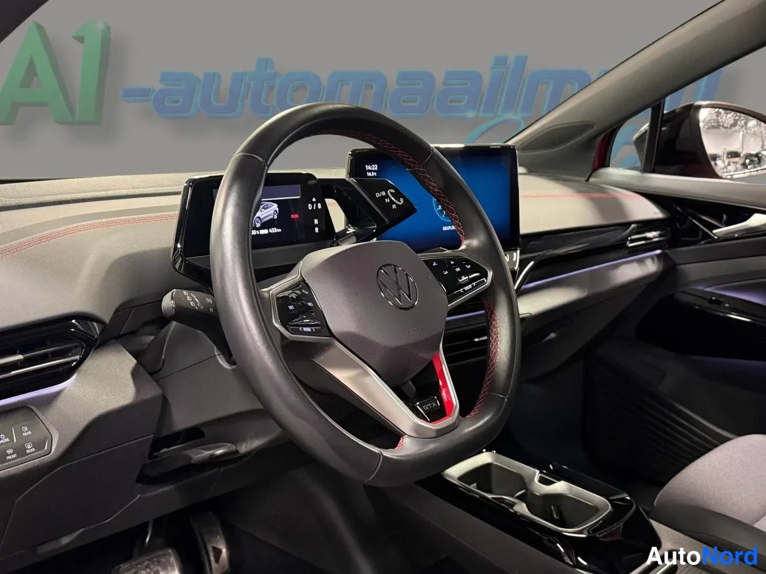 Muu: Ohjaamo Volkswagen-merkillä: nahkainen ohjauspyörä, digitaalinen mittaristo ja suuri keskikonsolin näyttö, punaiset korostumuuraukset istuimissa ja pyörässä.