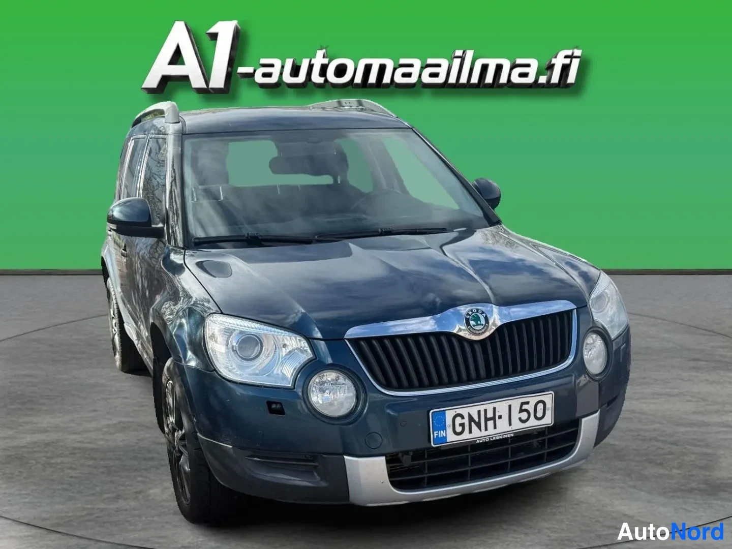 Etuviisto, nokka oikealle: Tummansinisen Skoda Yetin etunurkkakuva oikealta, rekisteritunnus.