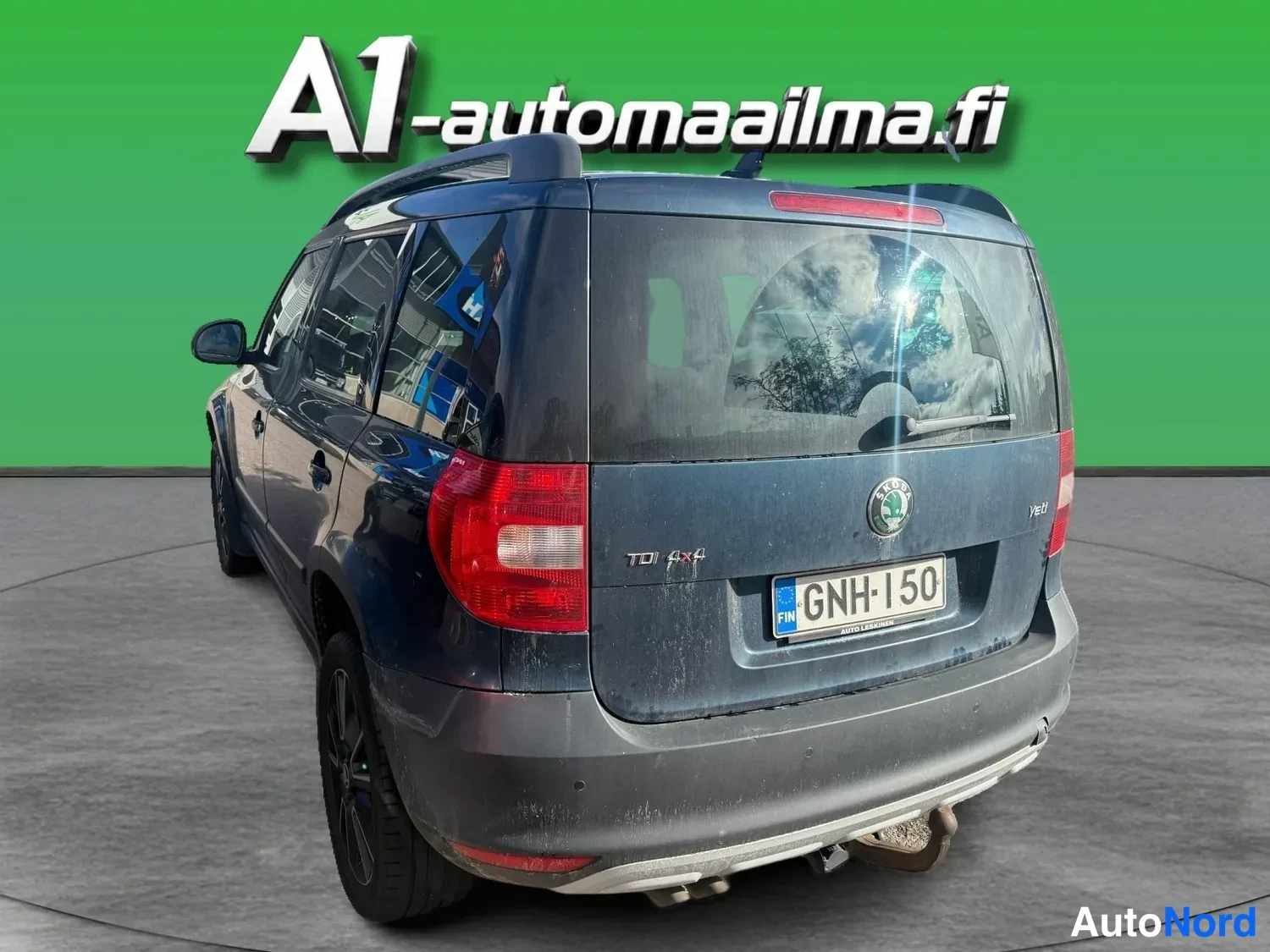 Takaviisto: Skoda Yeti takanurkkakuvassa vasemmalta, rekisteritunnus.
