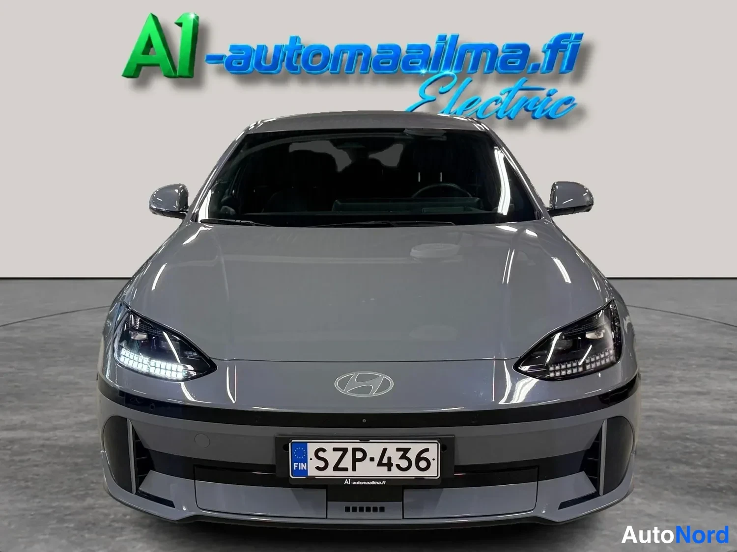 Edestä: Hyundai Ioniq 6, harmaa etunäkymä, rekisterikilpi.
