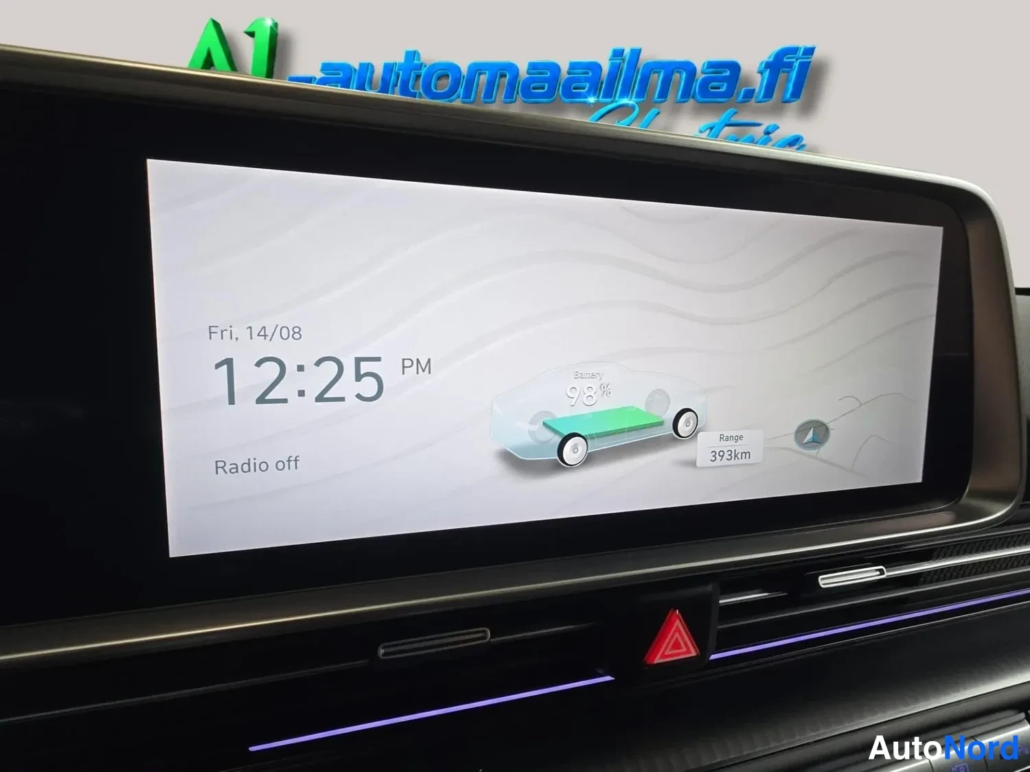 Muu: Informaatioviihdenäyttö, jossa kello 12:25, akun varaustaso 98 % ja Range 393 km.