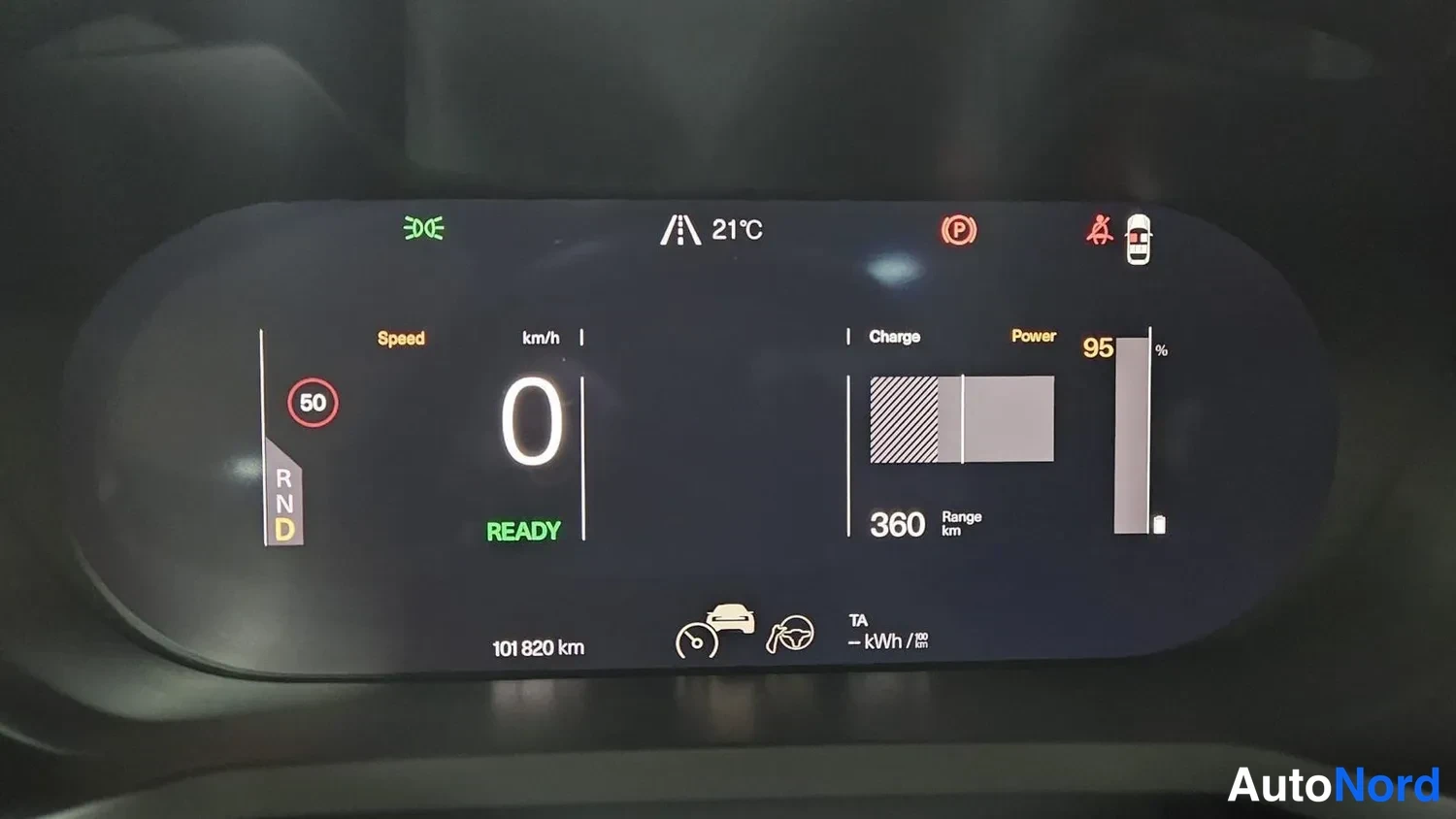 Yksityiskohta: Digitaalinen mittaristo: 0 km/h, READY, D-vaihde, 101 820 km, lataustaso 95 %, toiminta-alue 360 km, lämpötila 21 °C.