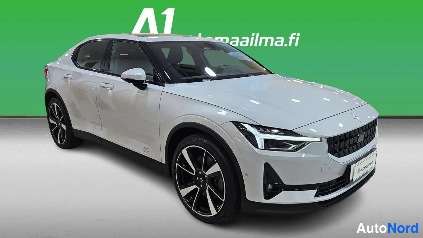 Etuviisto, nokka oikealle: Hopeanharmaa Polestar 2 etuviistosta, keulakotka ja vasen sivu näkyvissä, tummat kevytmetallivanteet.