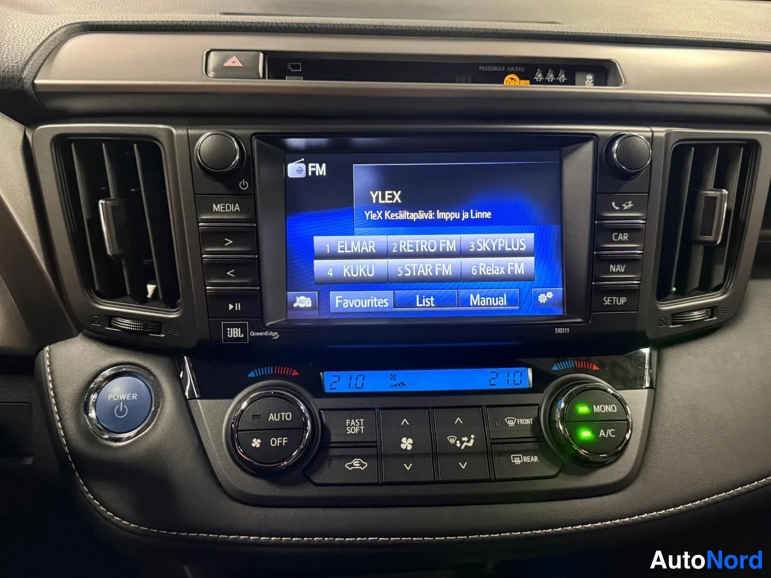 Muu: Keskikonsolin radio näytöllä FM-asemat (YLEX, ELMAR, RETRO FM, SKYPLUS, KUKU, STAR FM, Relax FM), JBL-merkintä ja AUTO/AC-ilmastointinapit.