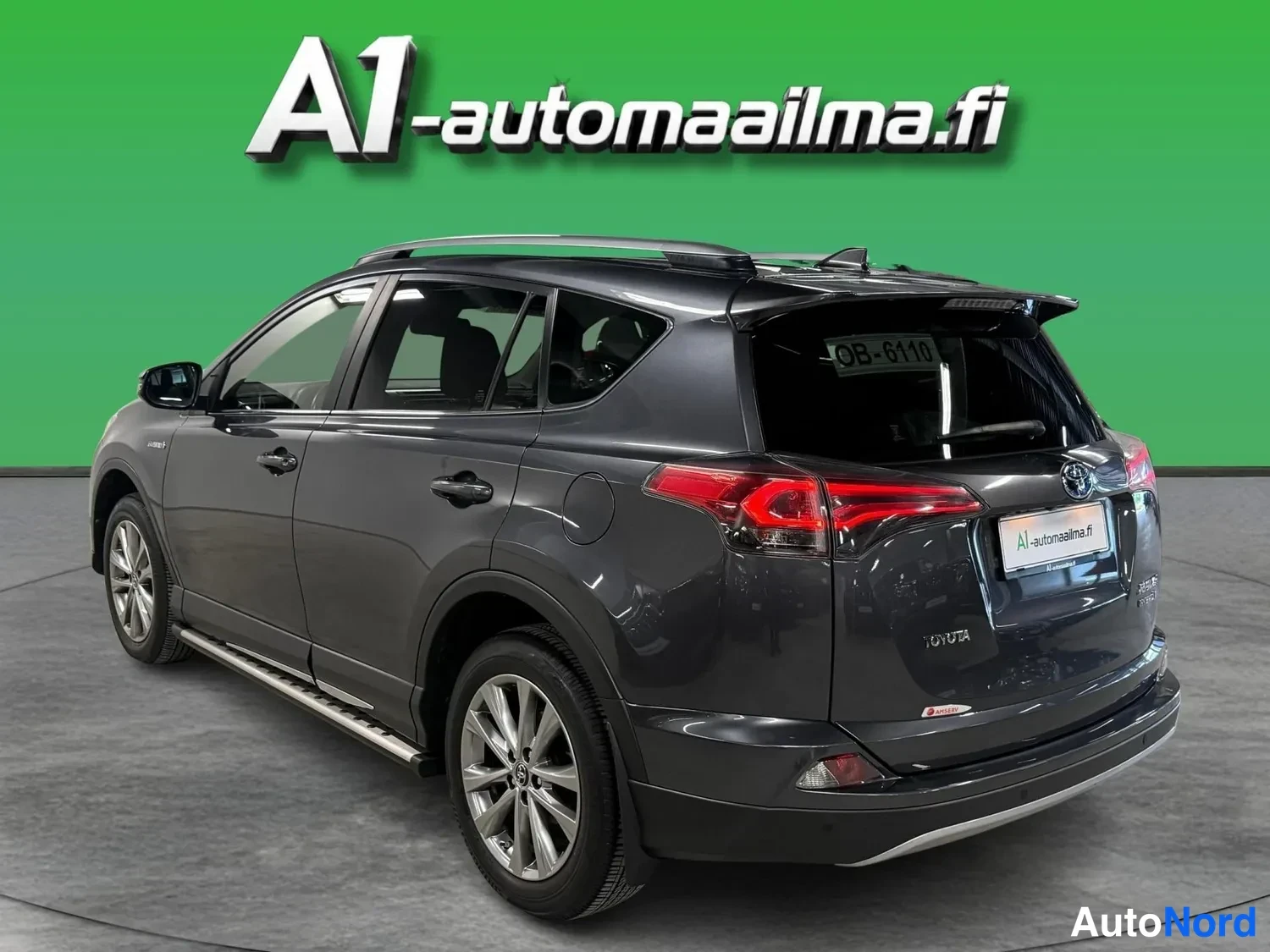 Takaviisto: Tummanharmaa Toyota RAV4 takaviistosta kuvattuna, takavalot ja tavararuuman kannen luoja näkyvissä.