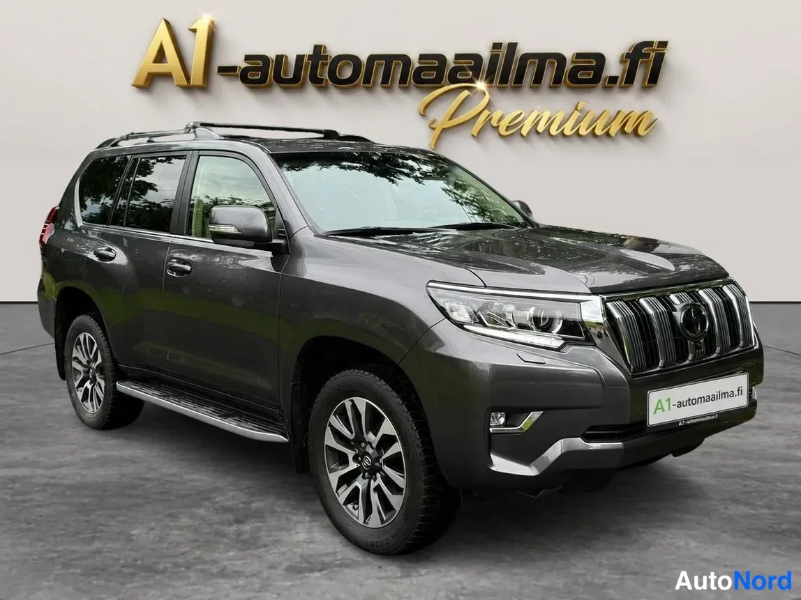 Etuviisto, nokka oikealle: Tummanharmaa Toyota Land Cruiser -henkinen maastopyörä kuvattu kolmannesvyöhykkeestä etusta, keula oikealla; näkyvissä kylki ja etumoottoritila, kattokai