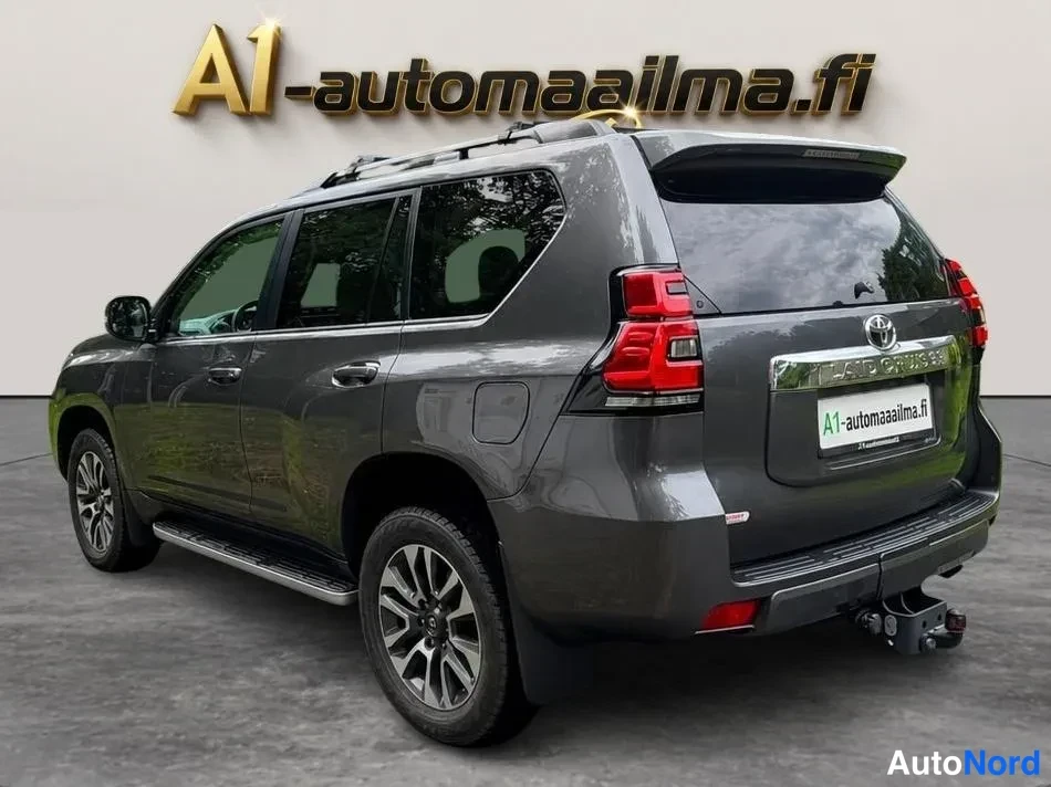 Takaviisto: Toyota Land Cruiser takaviistosta oikealta; tummanharmaa kori, kattotanko, sivulankut ja vetokoukku näkyvät.