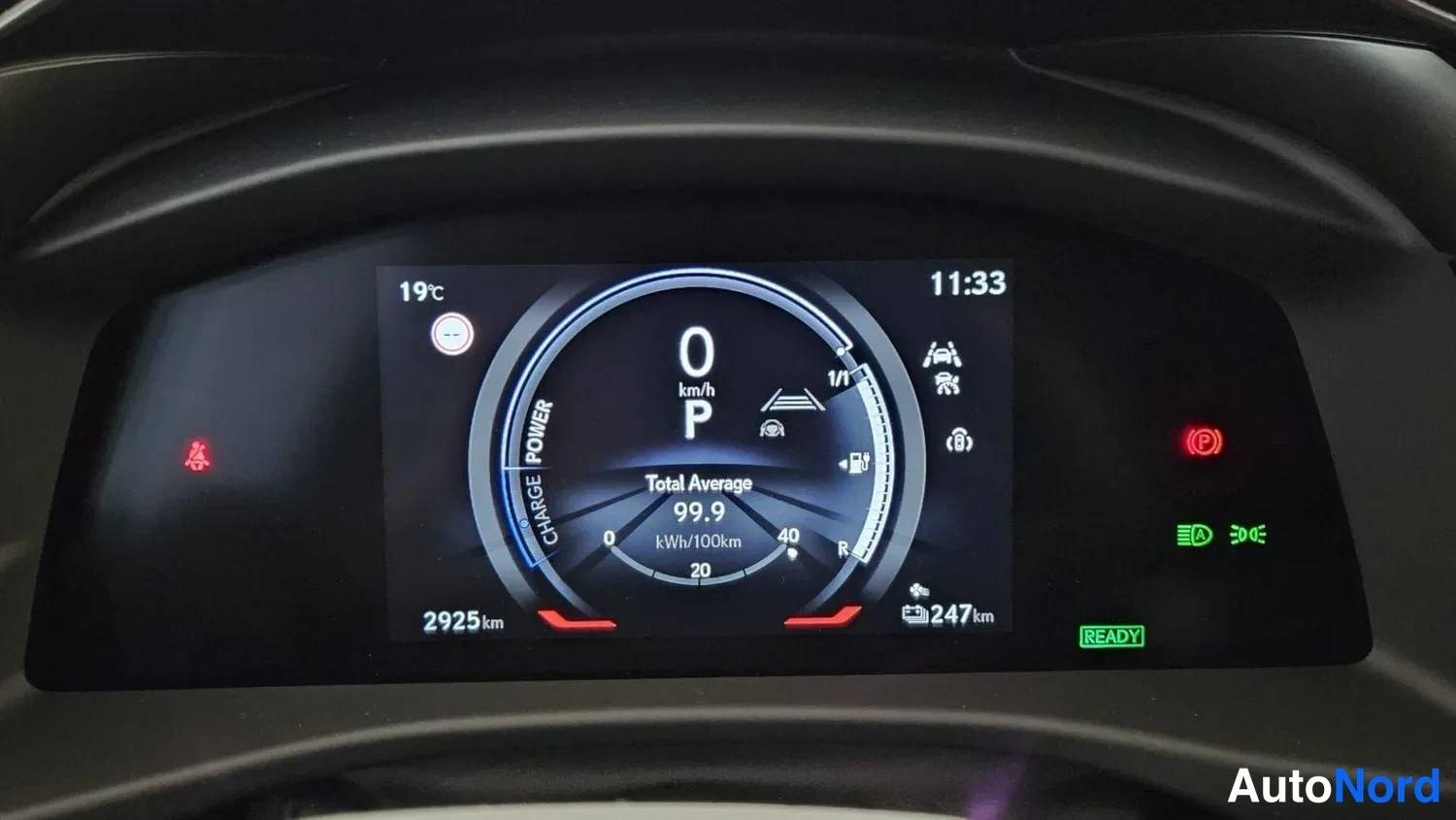 Muu: Mittaristonäyttö, jonka lukema on 2925 km ja sähköajon READY-merkintä näkyvissä.