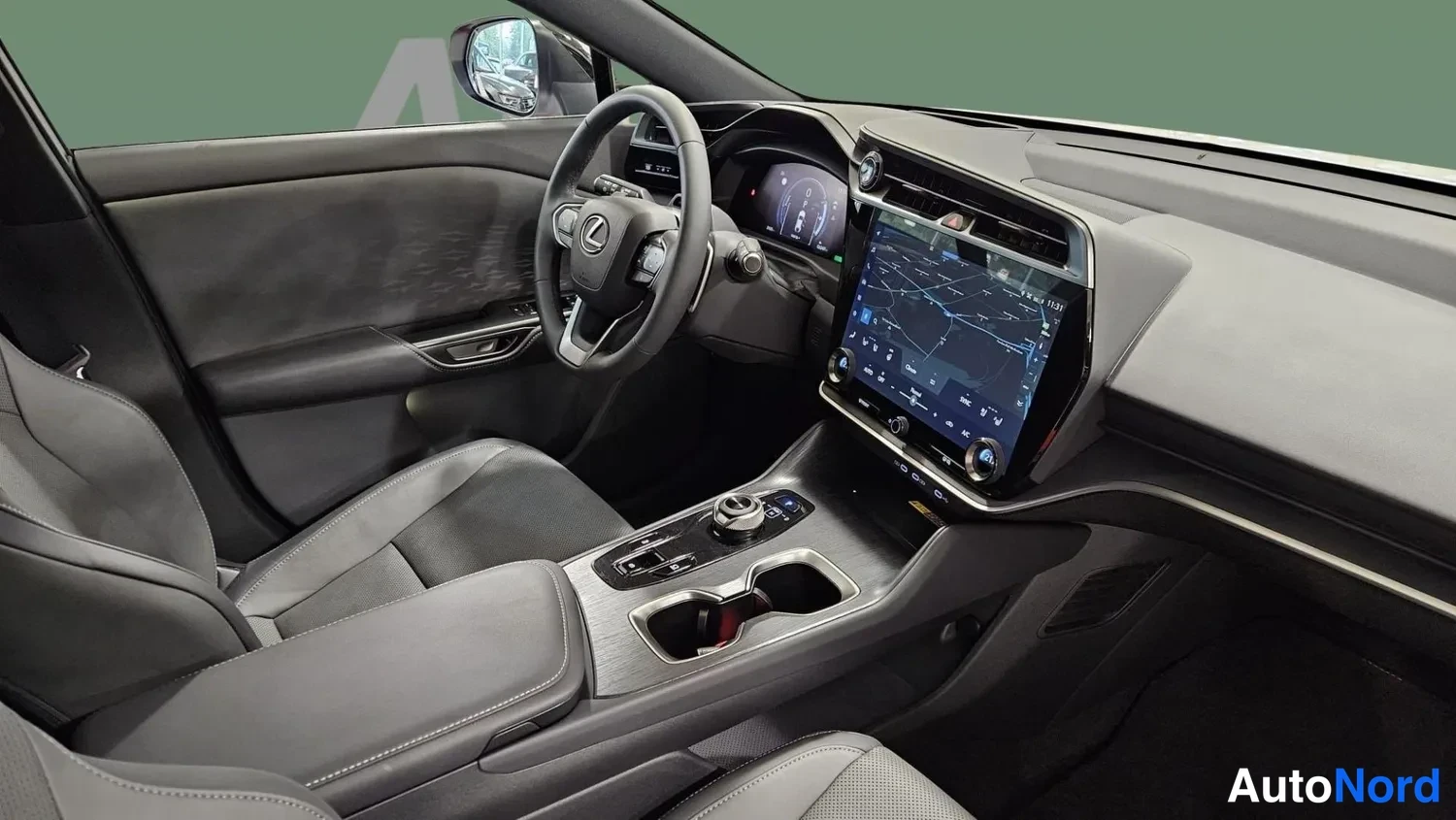 Muu: Auton etuistuimilta kuvattu ohjaamo: Lexus-ohjauspyörä, digitaalinen mittaristo, karttaa näyttävä keskinäyttö, automaattivaihteen valitsin ja tummat verhoilut.