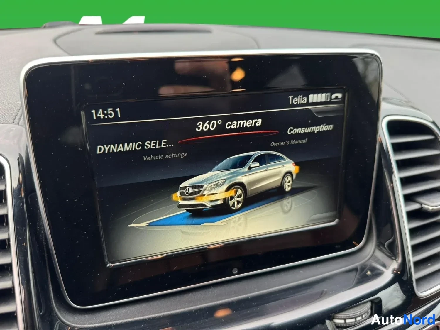 Muu: Keskikäytävän näyttö valikossa, jossa teksti '360° camera'; ruudussa myös 'DYNAMIC SELE...', 'Vehicle settings', 'Consumption' ja 'Owner's Manual'.