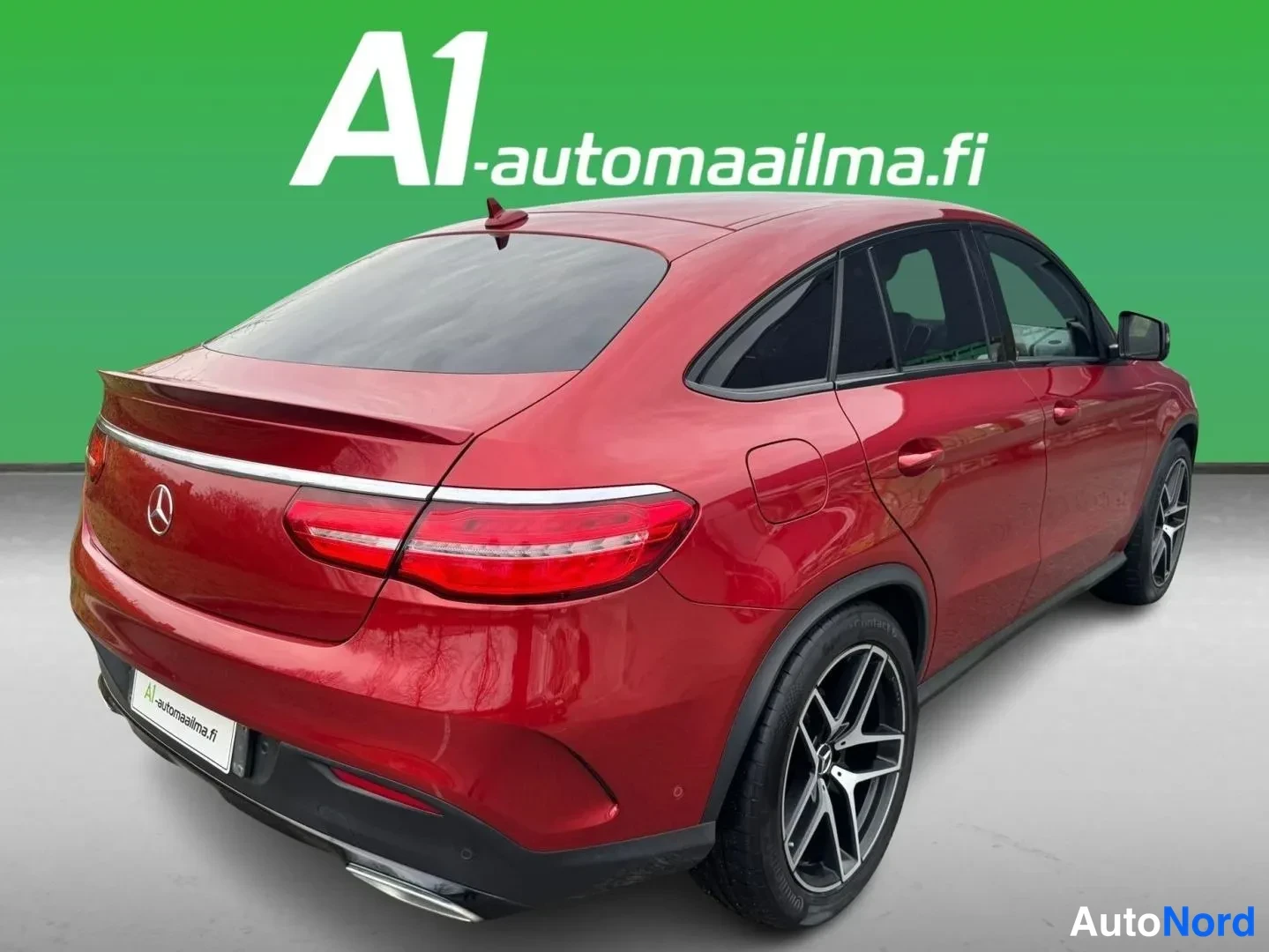 Takaviisto: Punainen Mercedes-Benz GLE Coupé takaa kolmella neljäsosakulmalla, takavalo ja takapyörä näkyvissä.