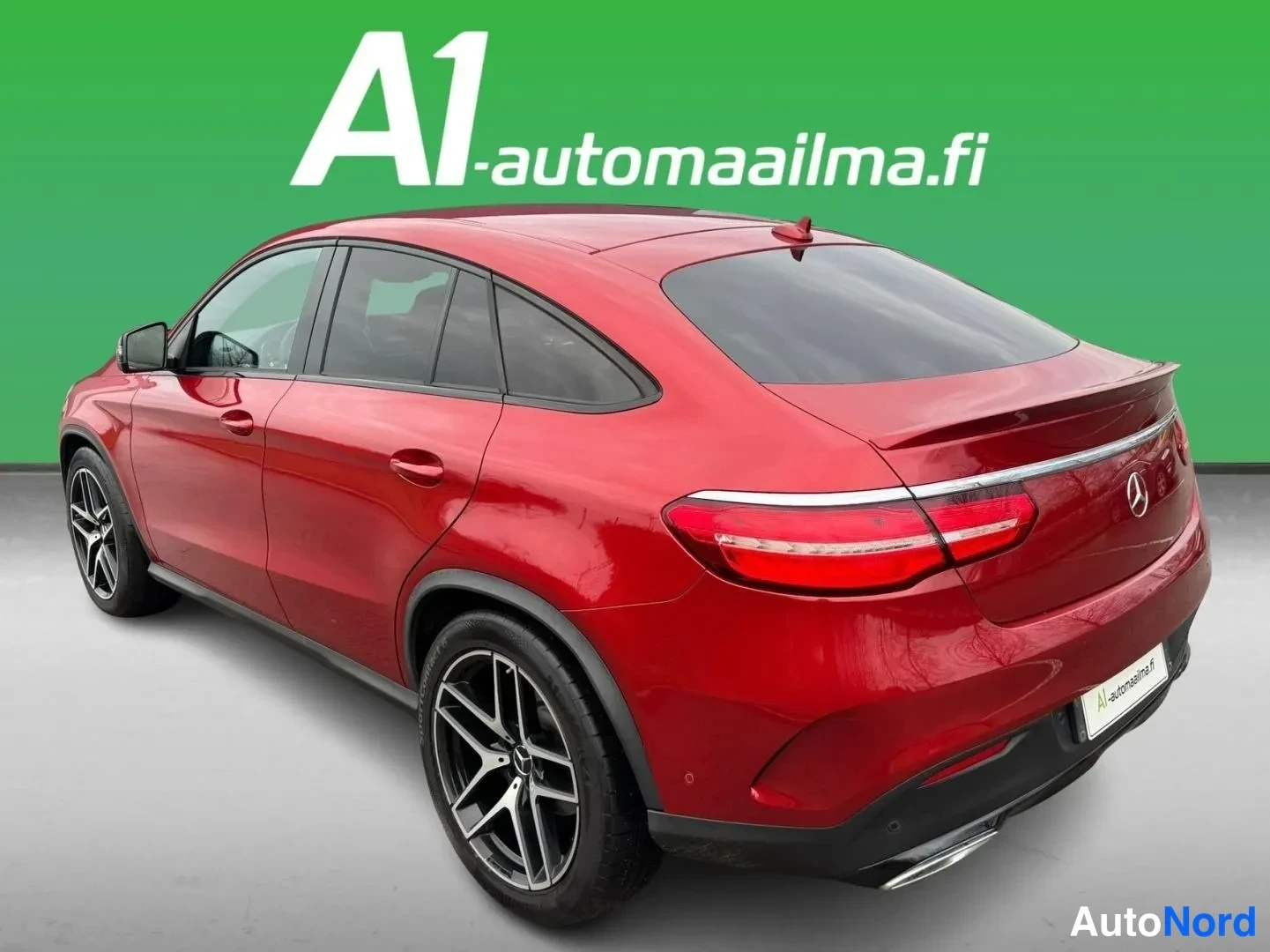 Takaviisto: Punainen Mercedes-Benz GLE Coupé takaa kolmella neljäsosakulmalla, takavalo ja kattospoileri näkyvissä.