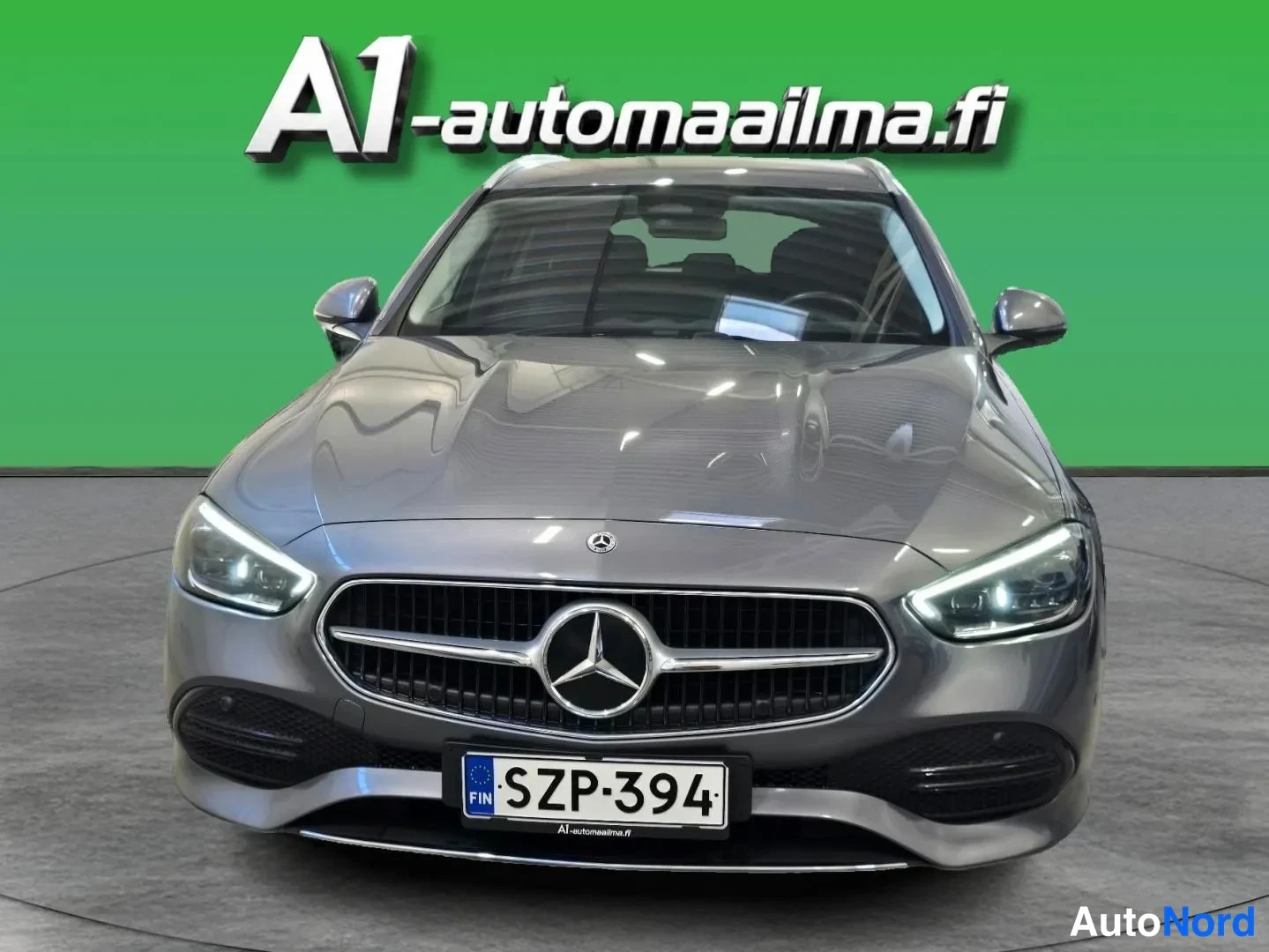 Edestä: Mercedes-Benz C 220 d -farmarin keula suoraan edestä, harmaakori, rekisterikilpi.