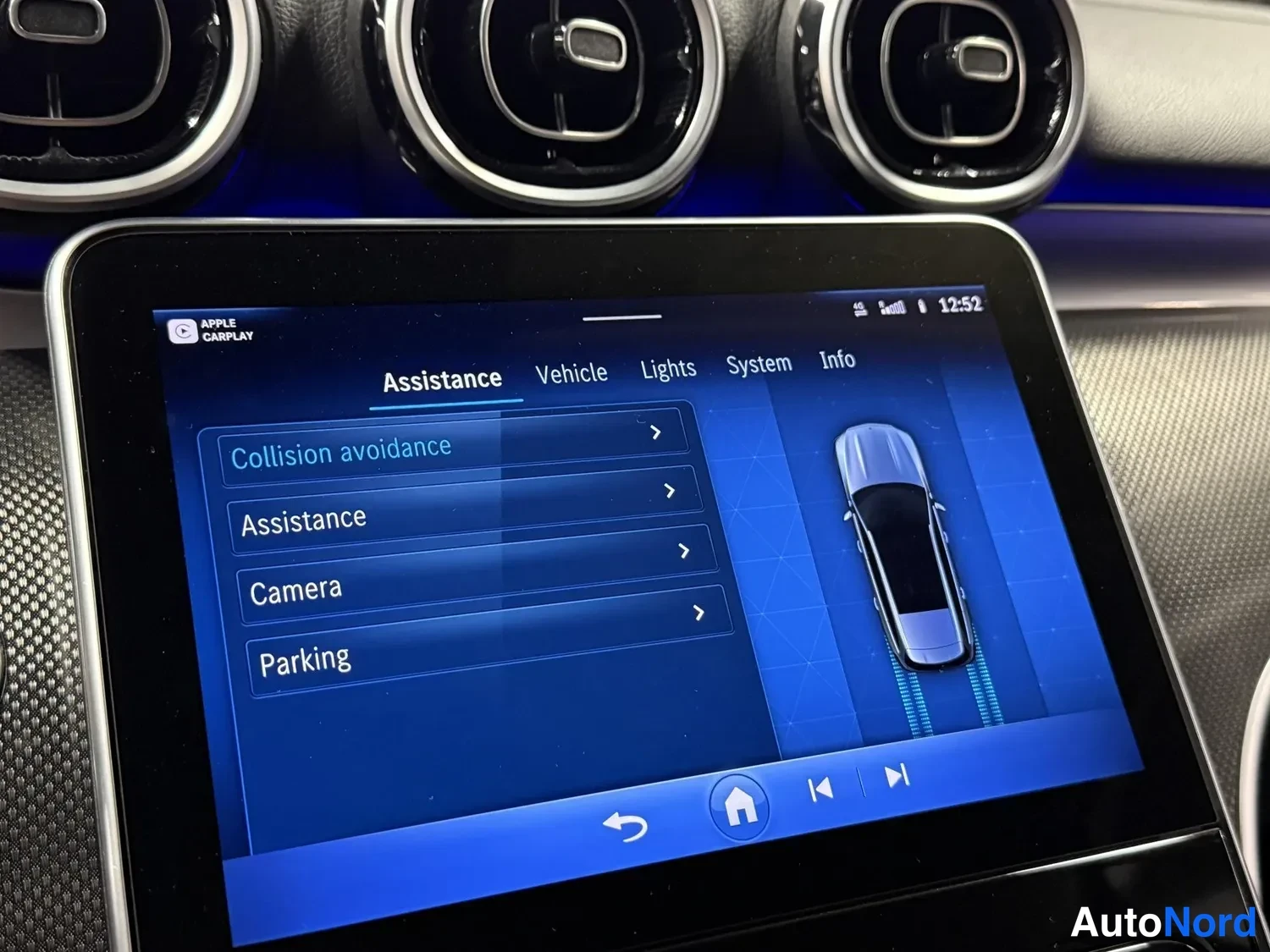 Muu: Kojelaudan infotainment-näyttö Assistance-valikossa, Apple CarPlay käytössä.