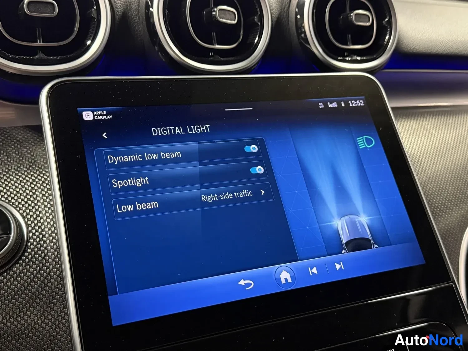 Muu: Kojelaudan näyttö DIGITAL LIGHT -valikossa asetuksineen, Apple CarPlay käytössä.