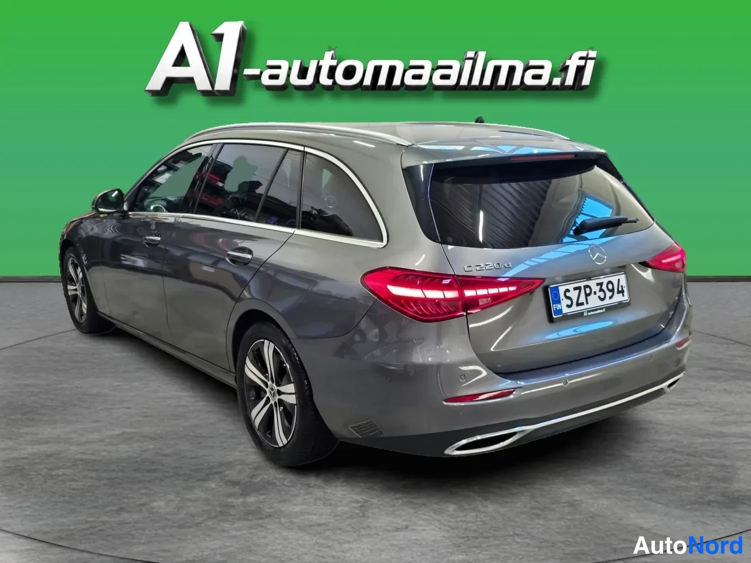 Takaviisto: Harmaan Mercedes-Benz C 220 d -farmarin takaosa ja vasen sivu takakenossa vasemmalta, rekisterikilpi.
