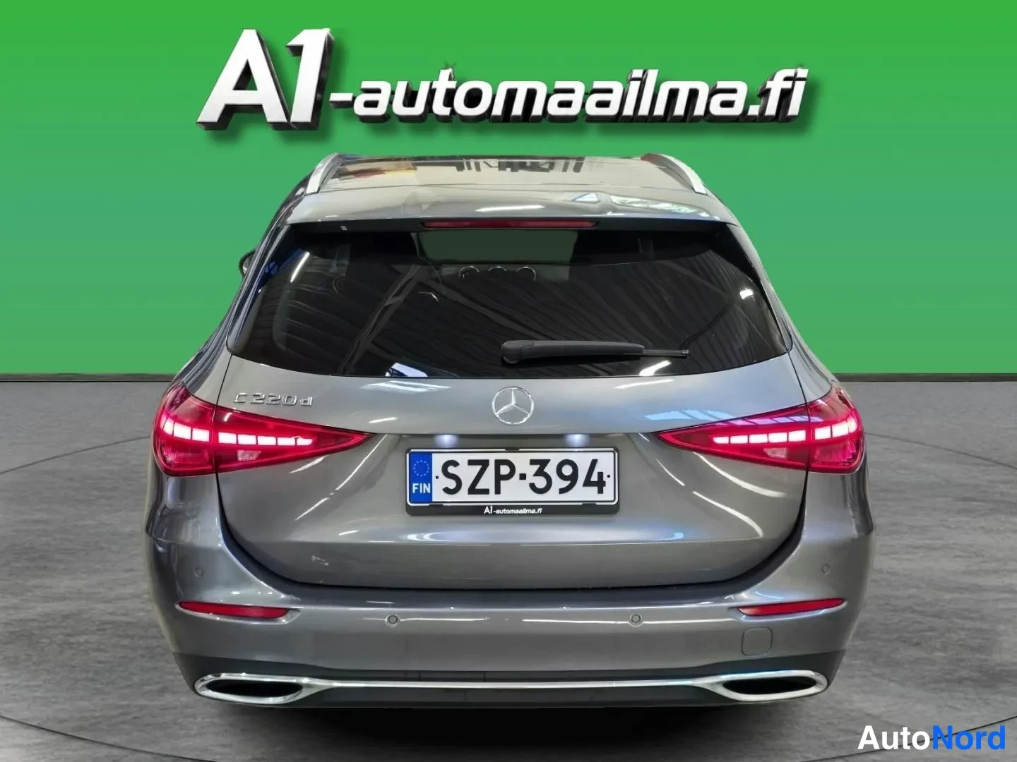 Takaa: Mercedes-Benz farmarin takaosa: punaiset takavalot, rekisterikilpi, kattokaiteet ja kaksoispakoputket.