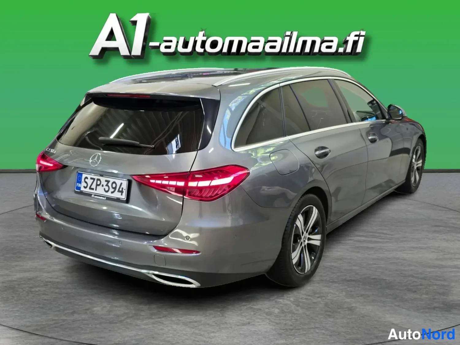 Takaviisto: Harmaa Mercedes-Benz C 220 d farmari takaviistosta: takavalot, rekisterikilpi, kattokaiteet ja monipolttoiset vanteet.