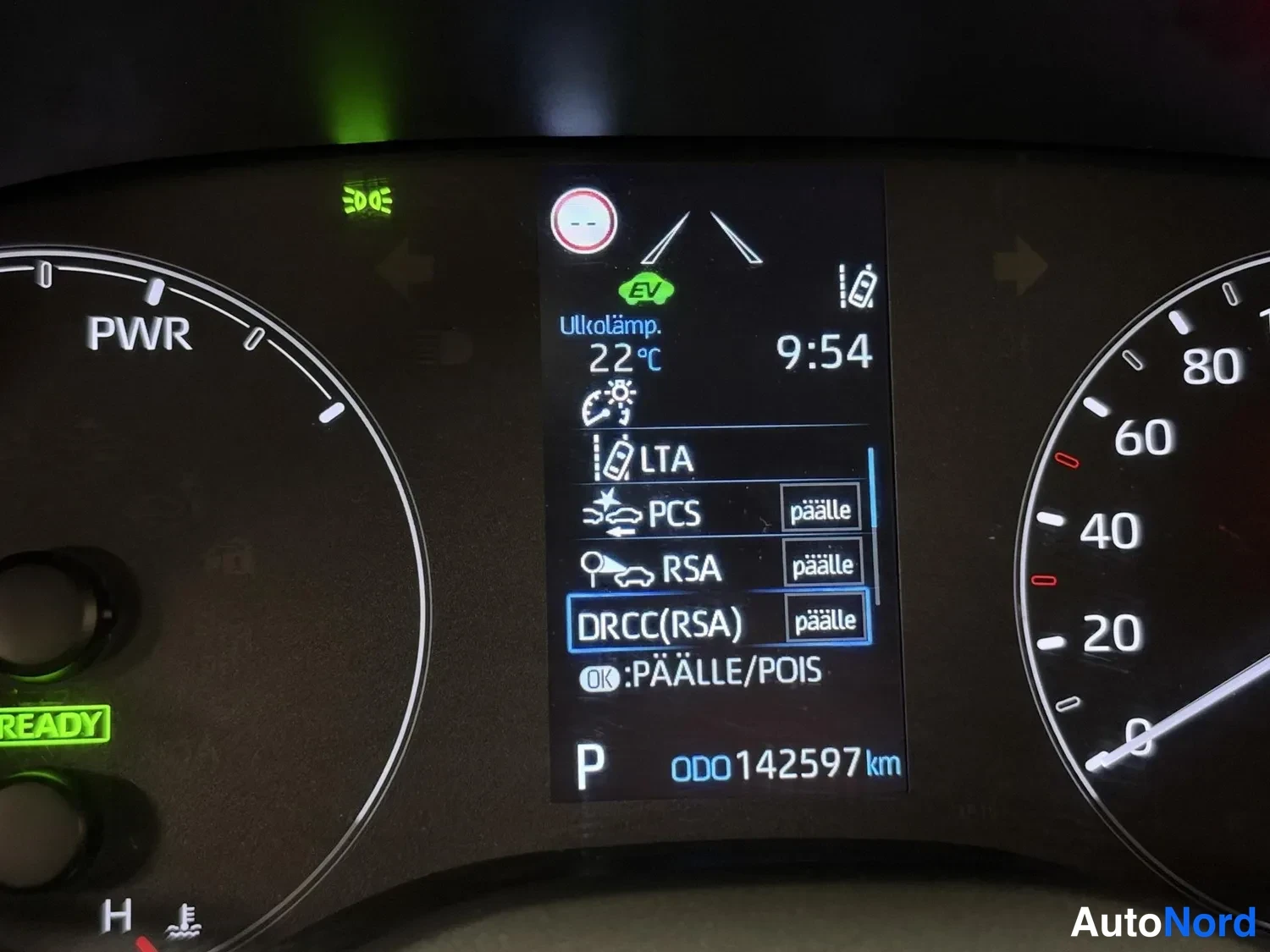 Muu: Mittaristön näyttö, jossa EV-tilamerkki, ulkolämpötila 22 °C, kellonaika 9:54 sekä LTA-, PCS-, RSA- ja DRCC(RSA)-asetukset päällä, ODO-lukema 142597 km.