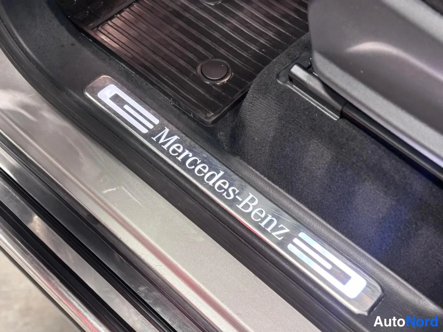 Yksityiskohta: Illuminerad törskoldlist med texten Mercedes-Benz.