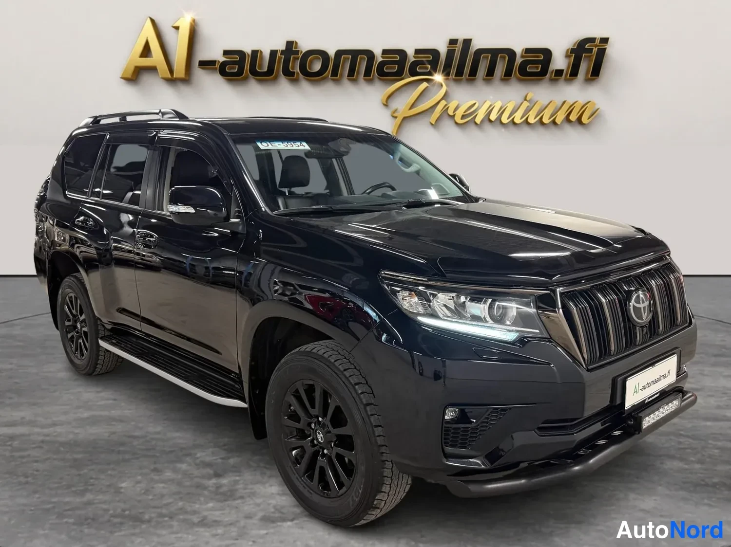 Etuviisto, nokka oikealle: Toyota Land Cruiser 2,8 D-4D Executive Edition 2021