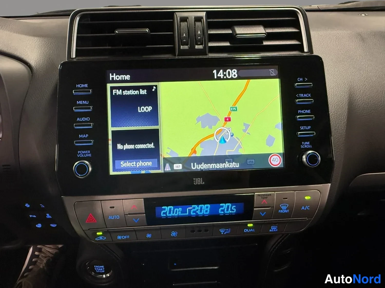 Muu: Keskikonsoli: JBL-multimediafab-Såvold näytöllä radio ja kartta (Uudenmaankatu), alla kaksivyöhykeautomaattimilmastointi (20,0/20,5), painikkeilla AUTO, A/C, DU