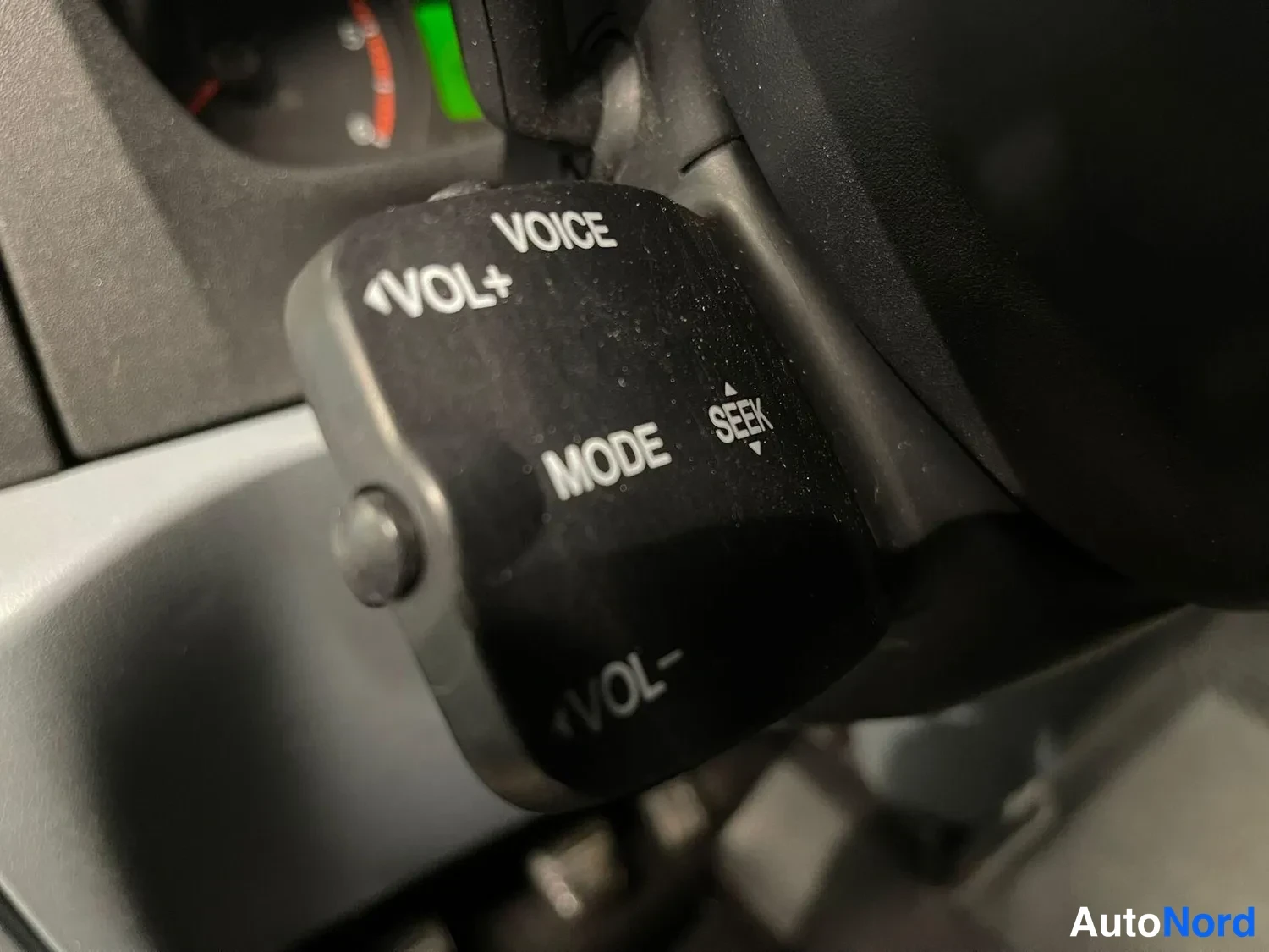 Muu: Rattikytkimien ääniohjauspaneeli teksteillä VOICE, VOL+, MODE, SEEK ja VOL−.