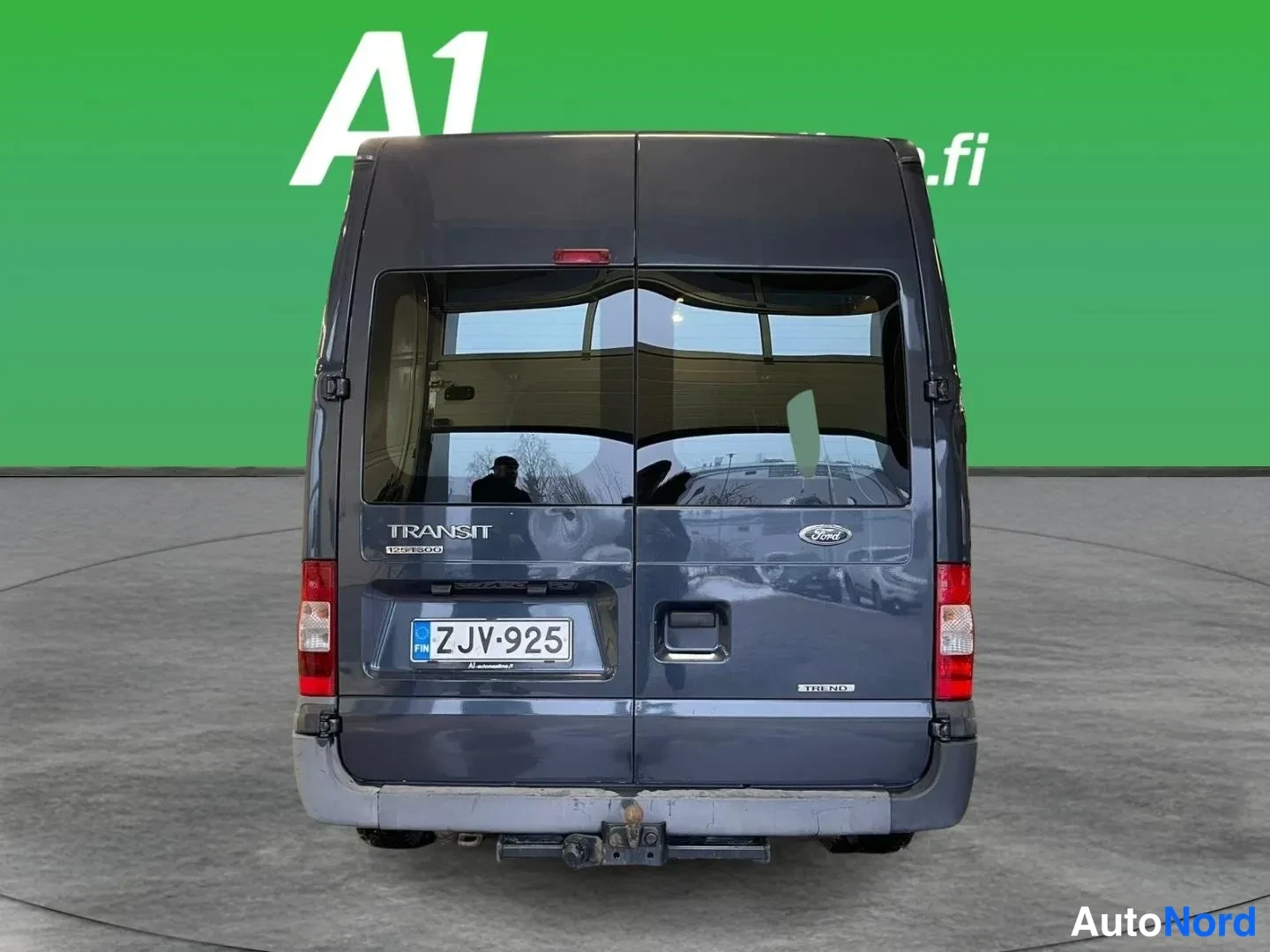 Takaa: Ford Transit -pakettiauton suora takanäkymä, Transit-merkintä, rekisteritunnus