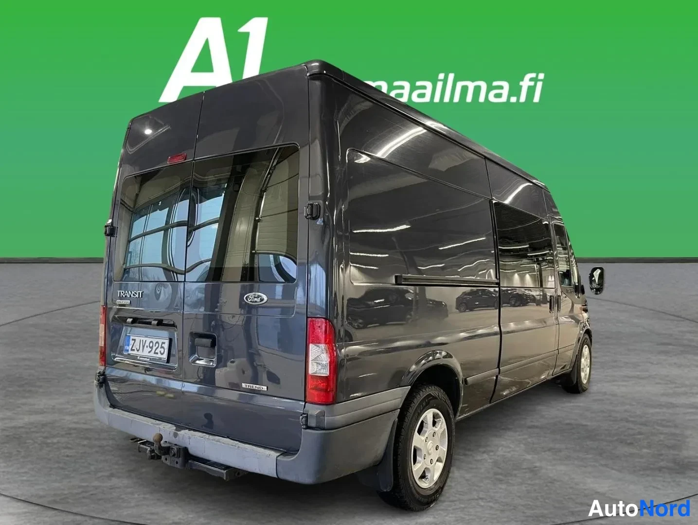 Takaviisto: Ford Transit -pakettiauton takaosan kolmeneljäsosa-näkymä oikealta, tummanharmaa kori, rekisteritunnus
