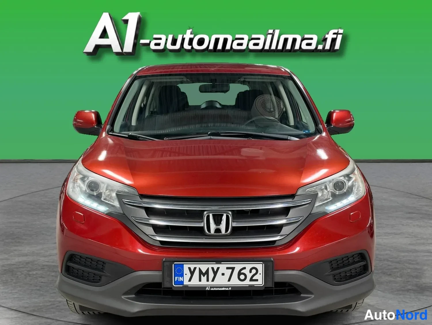 Edestä: Punaisen Honda CR-V:n etunäkymä suoraan edestä, rekisterikilpi.