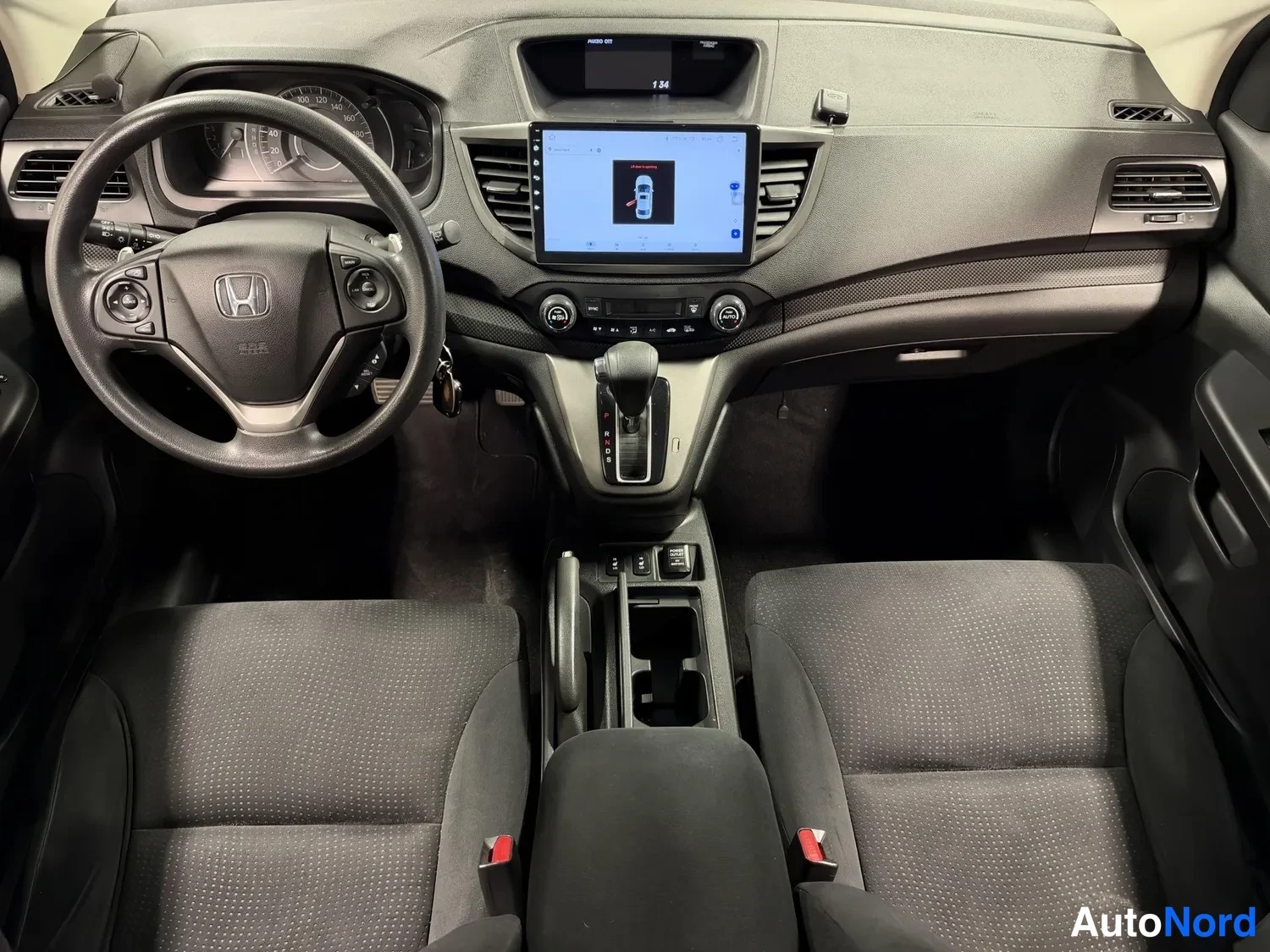 Muu: Kojelauta ja etuistuimet ylhäältä kuvattuna; Honda-merkitty ohjauspyörä, analogiset mittarit, keskitornin näyttö ja automaattivaihteiston valitsin näkyvissä.