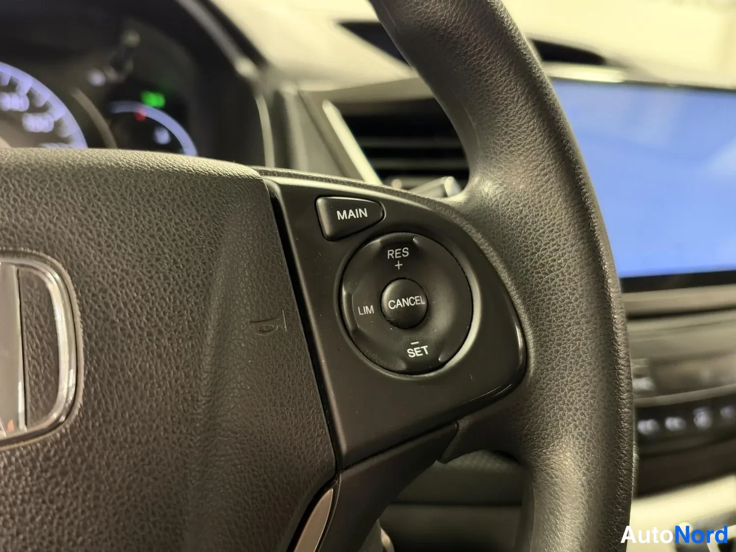 Muu: Lähikuva ohjauspyörän cruise control -painikkeista (MAIN, RES +, CANCEL, LIM, SET)