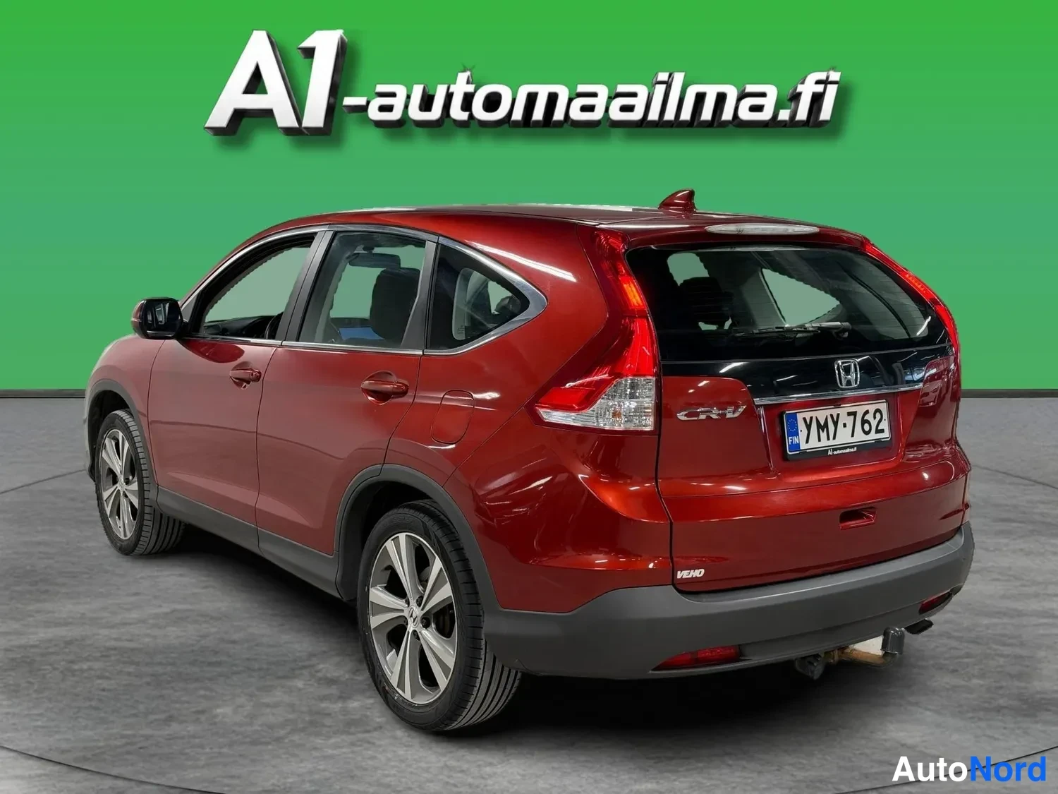 Takaviisto: Punaisen Honda CR-V:n takaokoliskuva, perä ja oikea kylki näkyvät, rekisterikilpi.