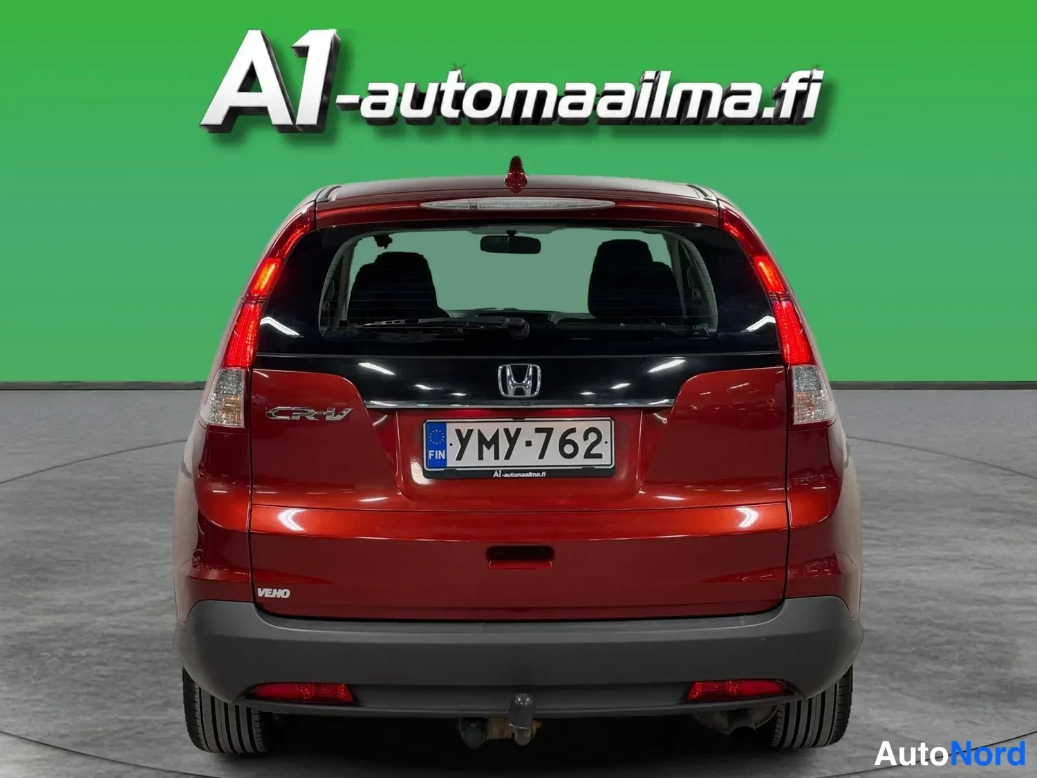 Takaa: Honda CR-Vin takanäkymä, punainen koripinta, rekisterikilpi ja vetokoukku näkyvissä.