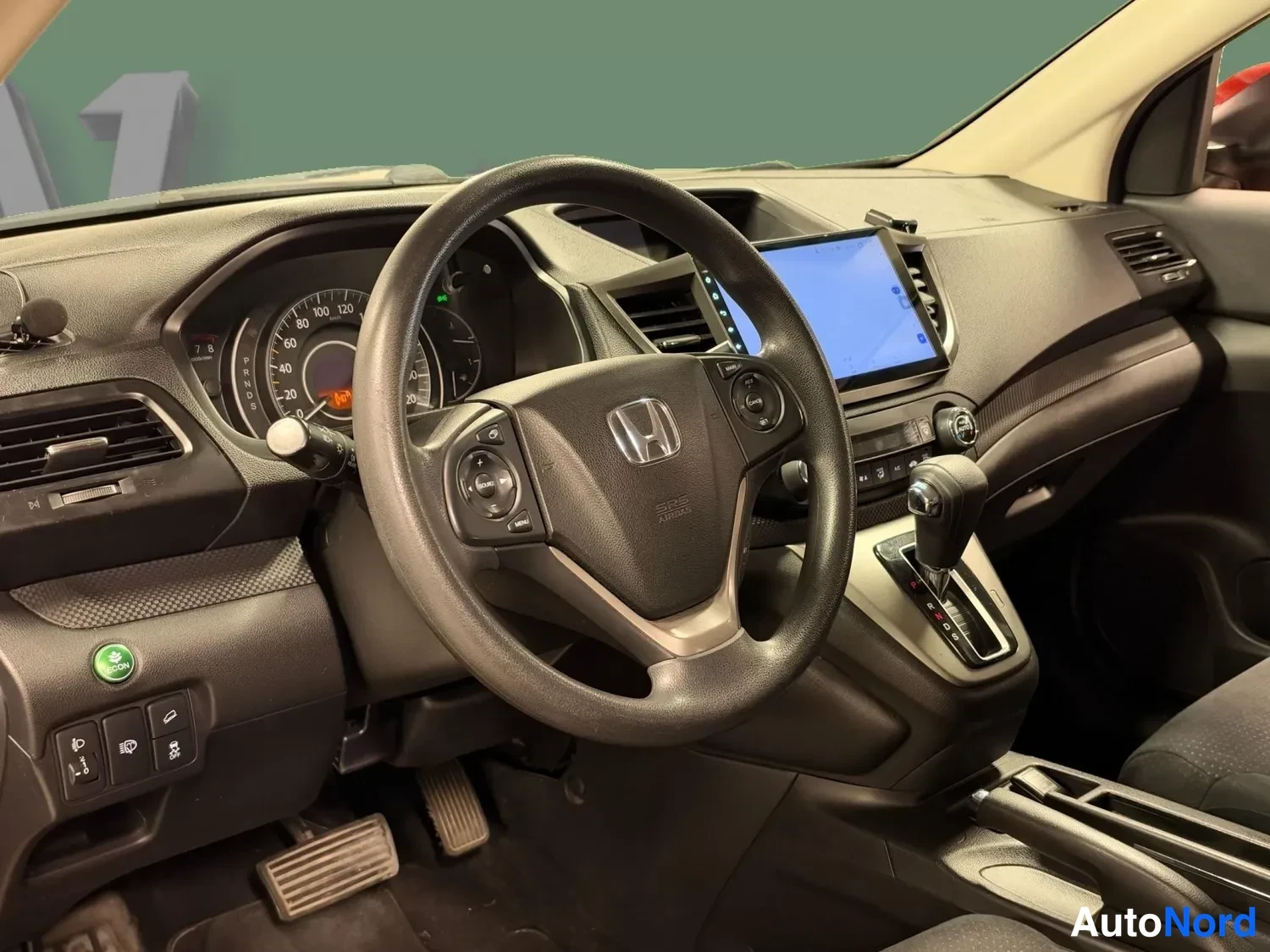 Muu: Honda CR-Vin kojelauta ja ratti, kosketusnäyttö ja automaattivaihteen valitsin näkyvissä.