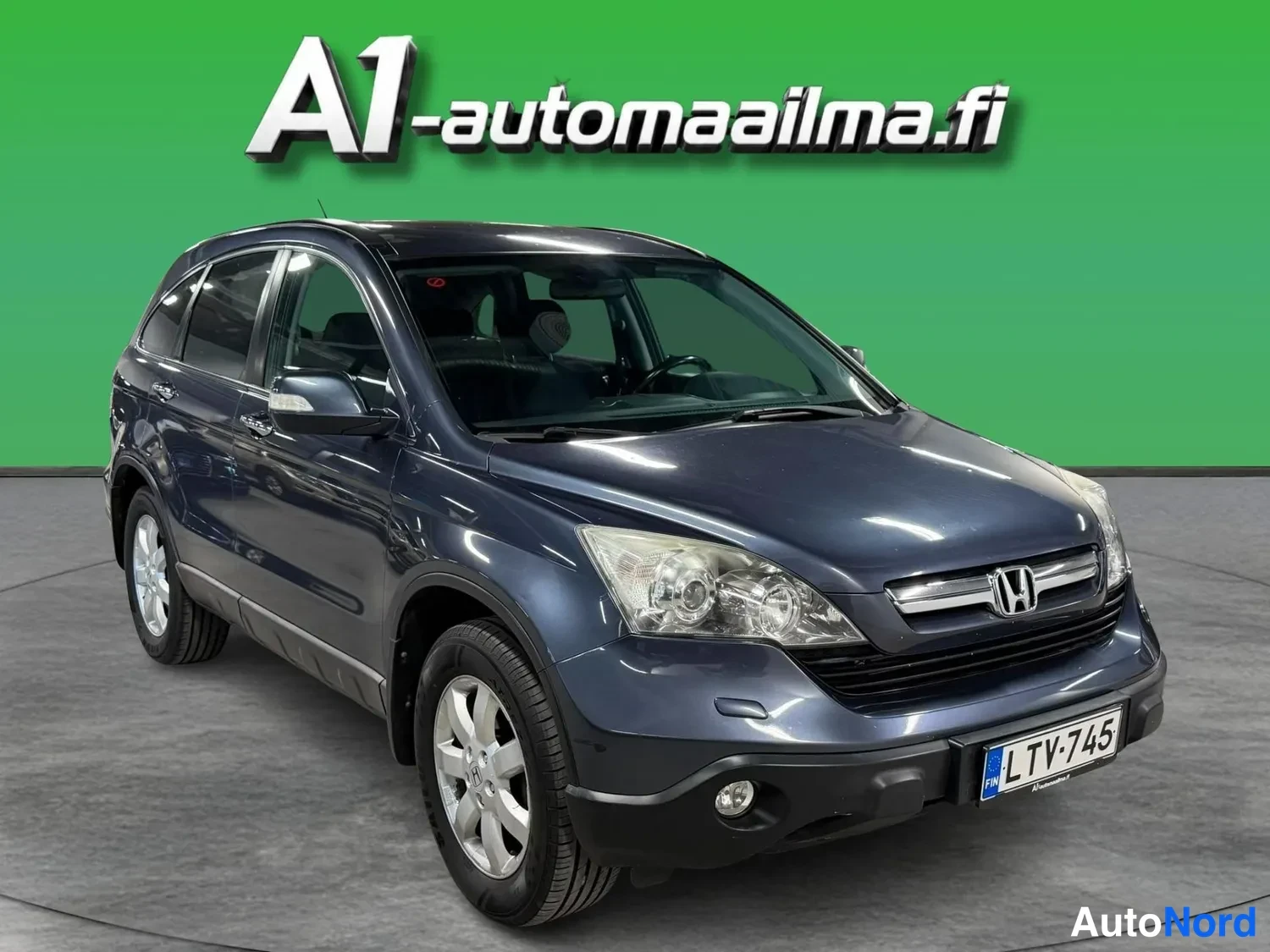 Etuviisto, nokka oikealle: Honda CR-V etuviisto oikealta, tummansininen, rekisteritunnus.