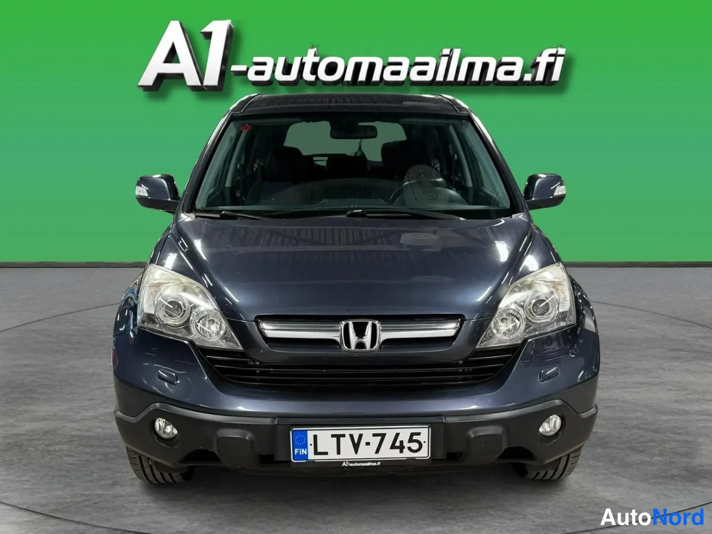 Edestä: Honda CR-V suoraan edestä, tummansininen, rekisteritunnus.