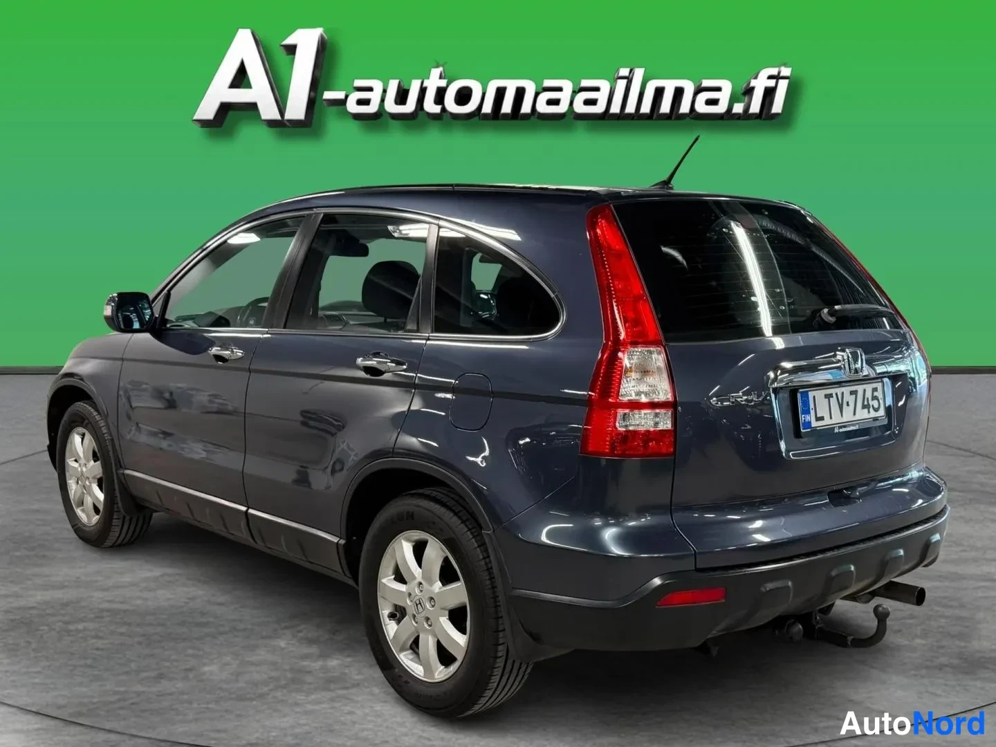 Takaviisto: Honda CR-V takaviistosta; tummansininen koriti, rekisterikilpi, viiden pilarin suvutustumus ja takavalojen kokonaisuus.