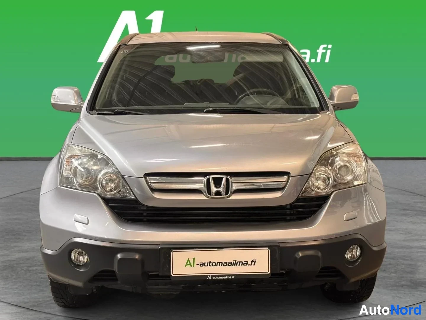 Edestä: Honda CR-V suoraan edestä päin; etusäleikkö, Honda-merkki, ajovalot ja etupuskuri näkyvissä.