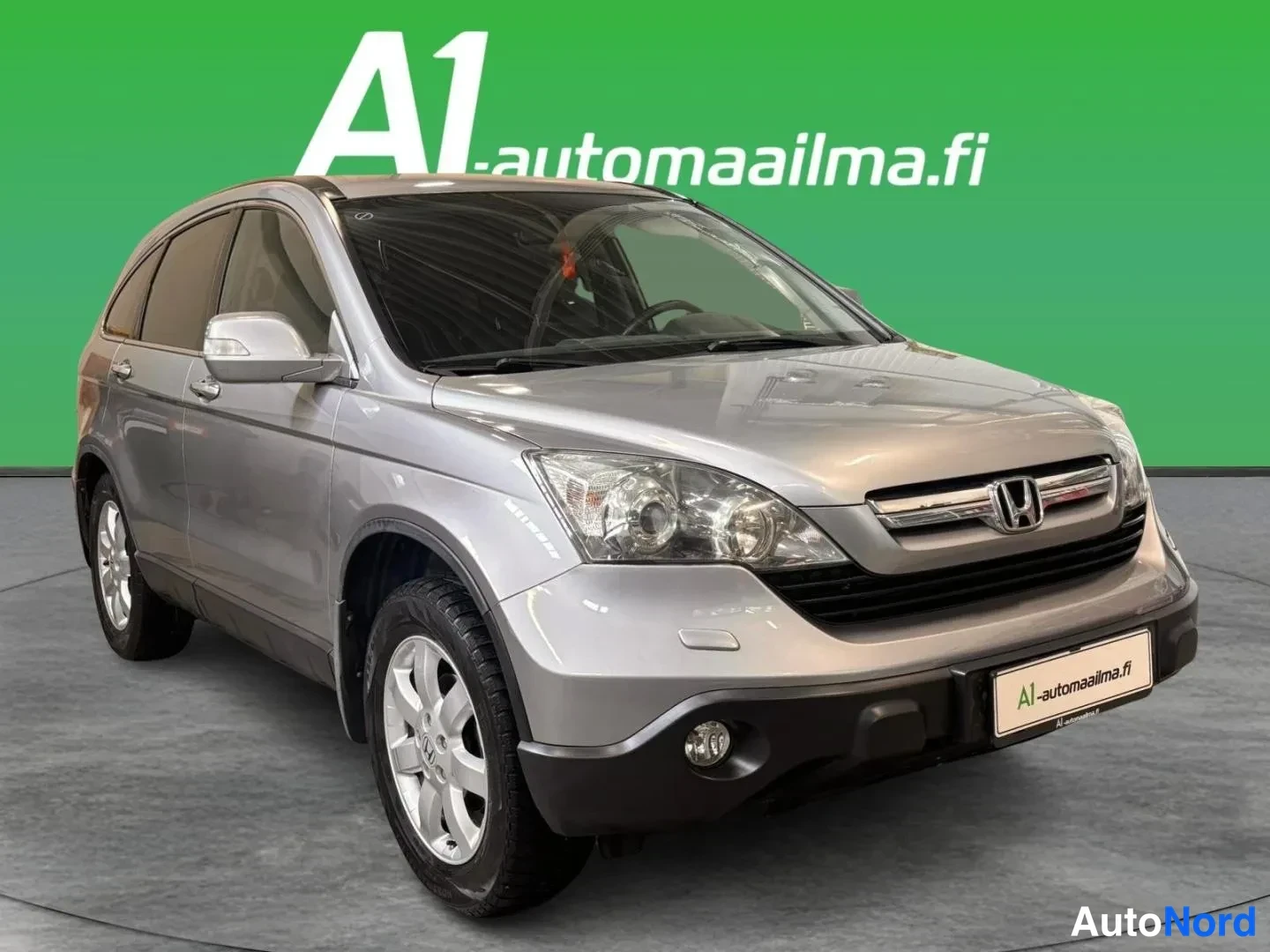 Etuviisto, nokka oikealle: Honda CR-V etu­kolmannes­näkymässä oikealta, keula ja kylki näkyvissä.