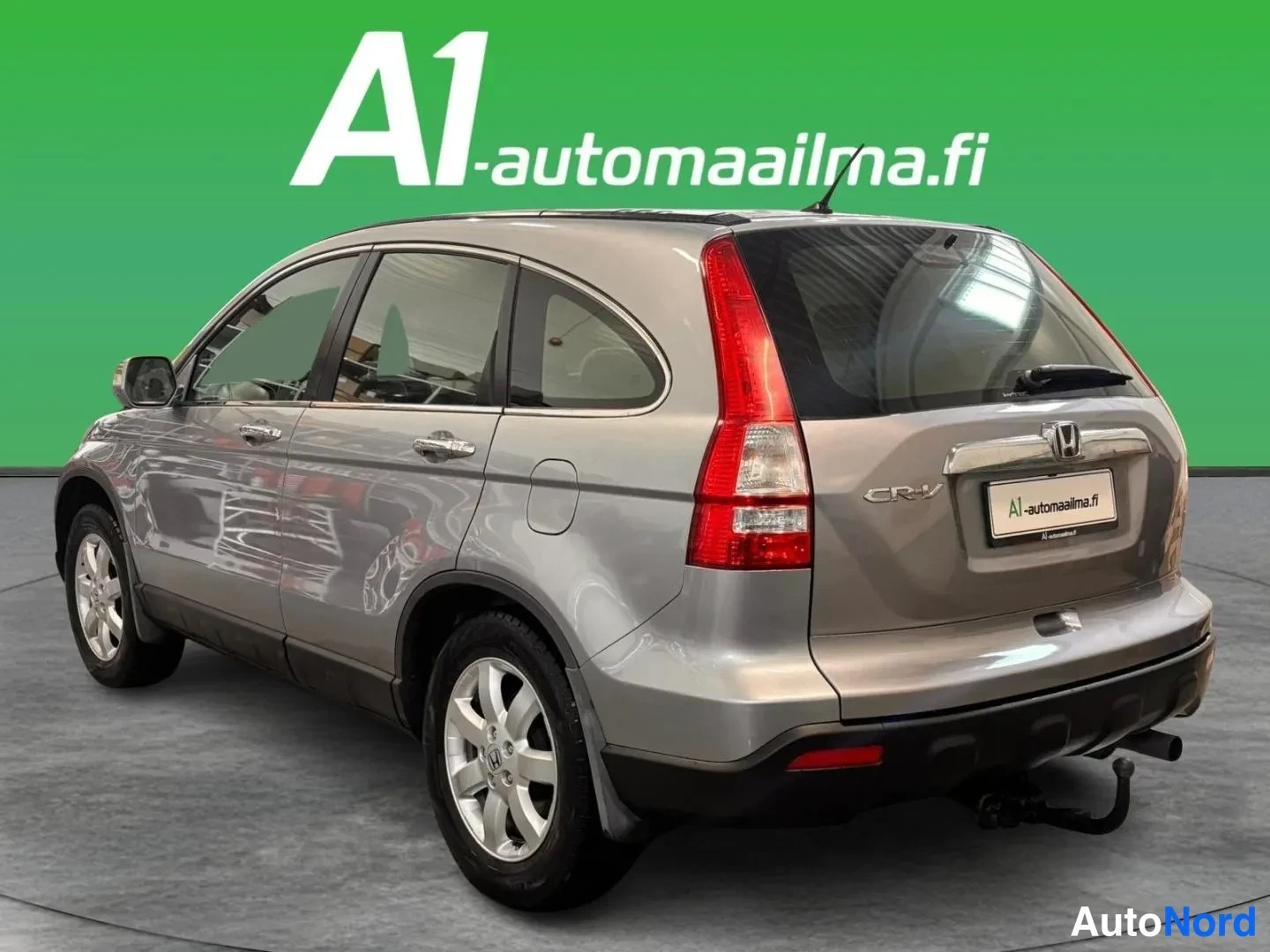 Takaviisto: Honda CR-V taka­kolmannes­näkymässä, perä ja kylki näkyvissä; takavalot ja CR-V-merkki näkyvissä.