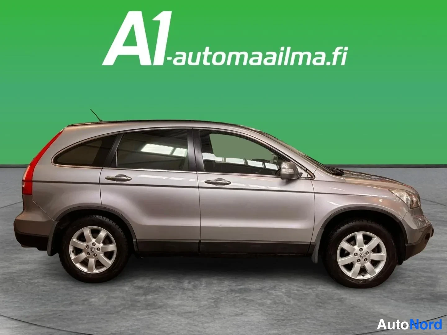 Sivulta: Honda CR-V sivulta; hopeanharmaa viisiovinen maasturi, mustat puskurilistat ja kattokaari, alumiinivanteet.