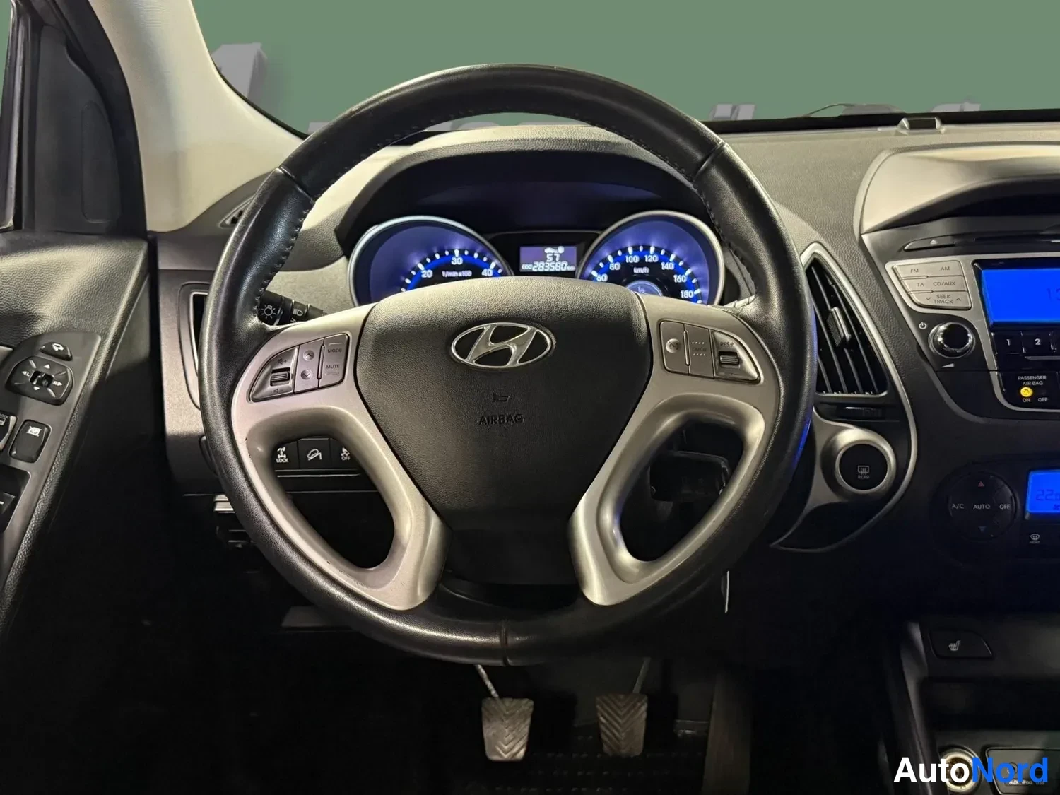 Muu: Ohjauspyörä ja mittaristo näkyvät kuvassa; pyörän napeissa Hyundai-merkki ja AIRBAD-teksti, mittariston ruudussa lukee 293560 km.