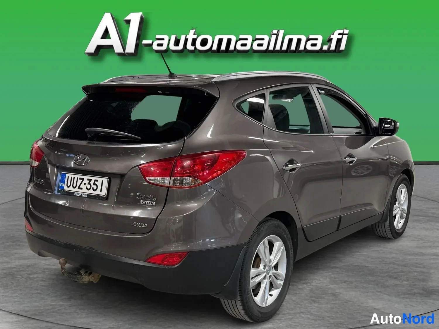 Takaviisto: Hyundai ix35 takaosaviistosta vasemmalta, ruskeanharmaa kori, takaossa CRDi- ja AWD-merkinnät, rekisteri.