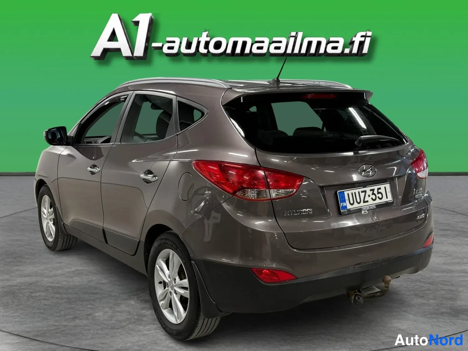 Takaviisto: Hyundai ix35 takaviistosta: tummanharmaat kylkipaneelit, kattokaiteet, takavalot ja rekisterikilpi.