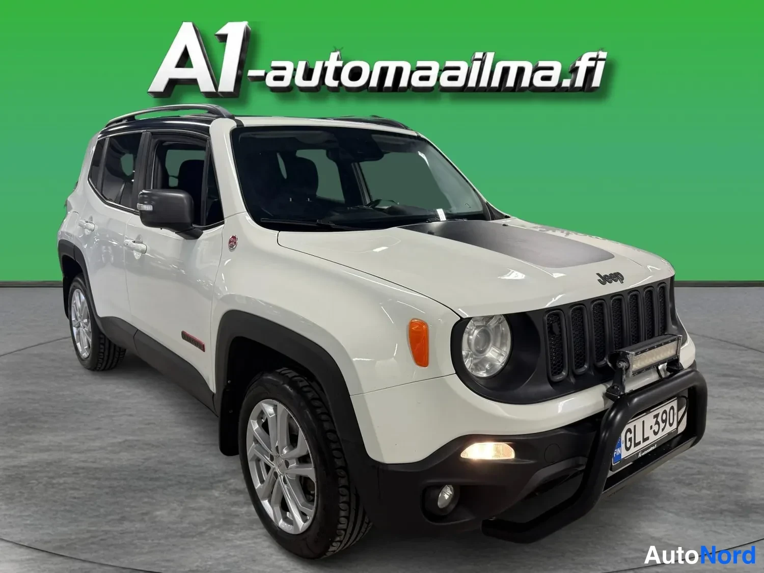 Etuviisto, nokka oikealle: Jeep Renegade etuviistosta oikealta, valkoinen kori ja musta konepelti, politsekaari ja LED-putki etupuskurissa.