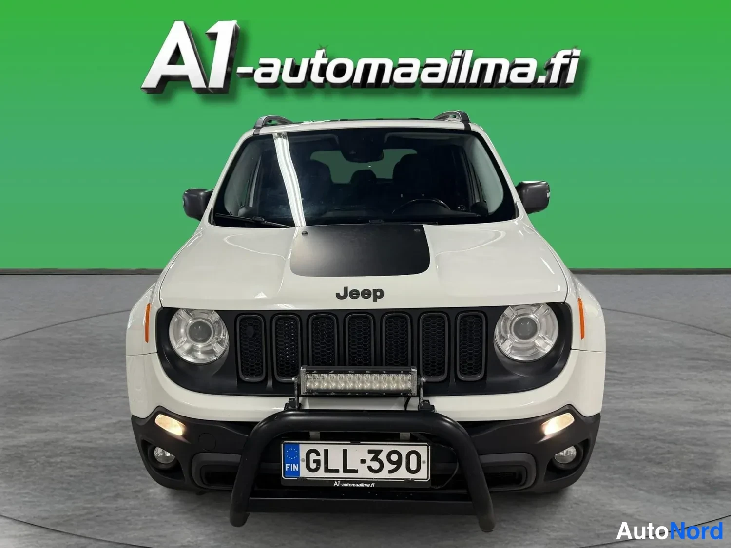 Edestä: Jeep Renegade suoraan edestä, valkoinen kori ja musta konepelti, musta etupuskurin kaari ja LED-lisävalo, rekisteri.