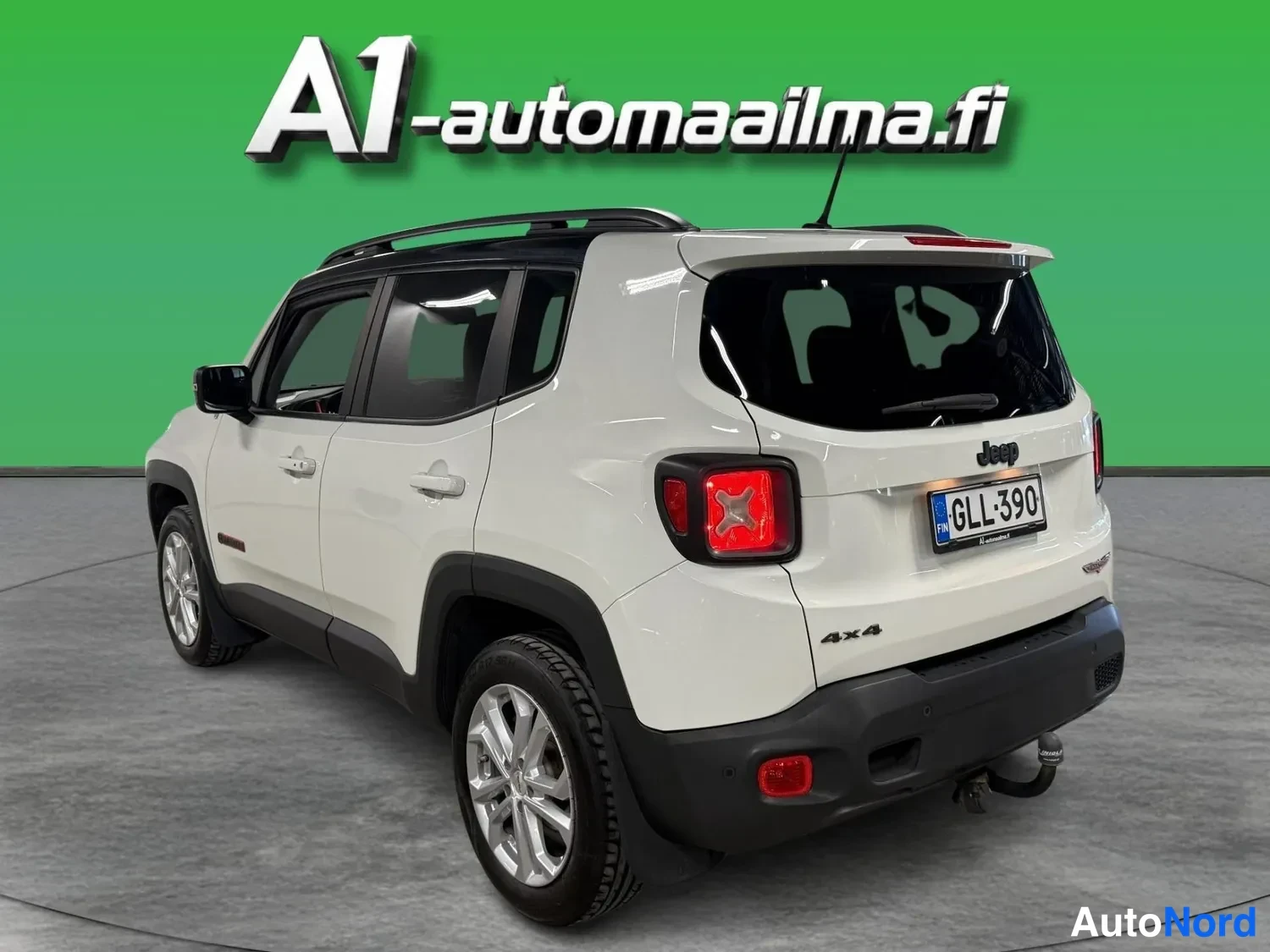 Takaviisto: Jeep Renegade takaviistosta vasemmalta, valkoinen kori ja musta katto, rekisteri ja 4x4-merkintä takaluukussa.