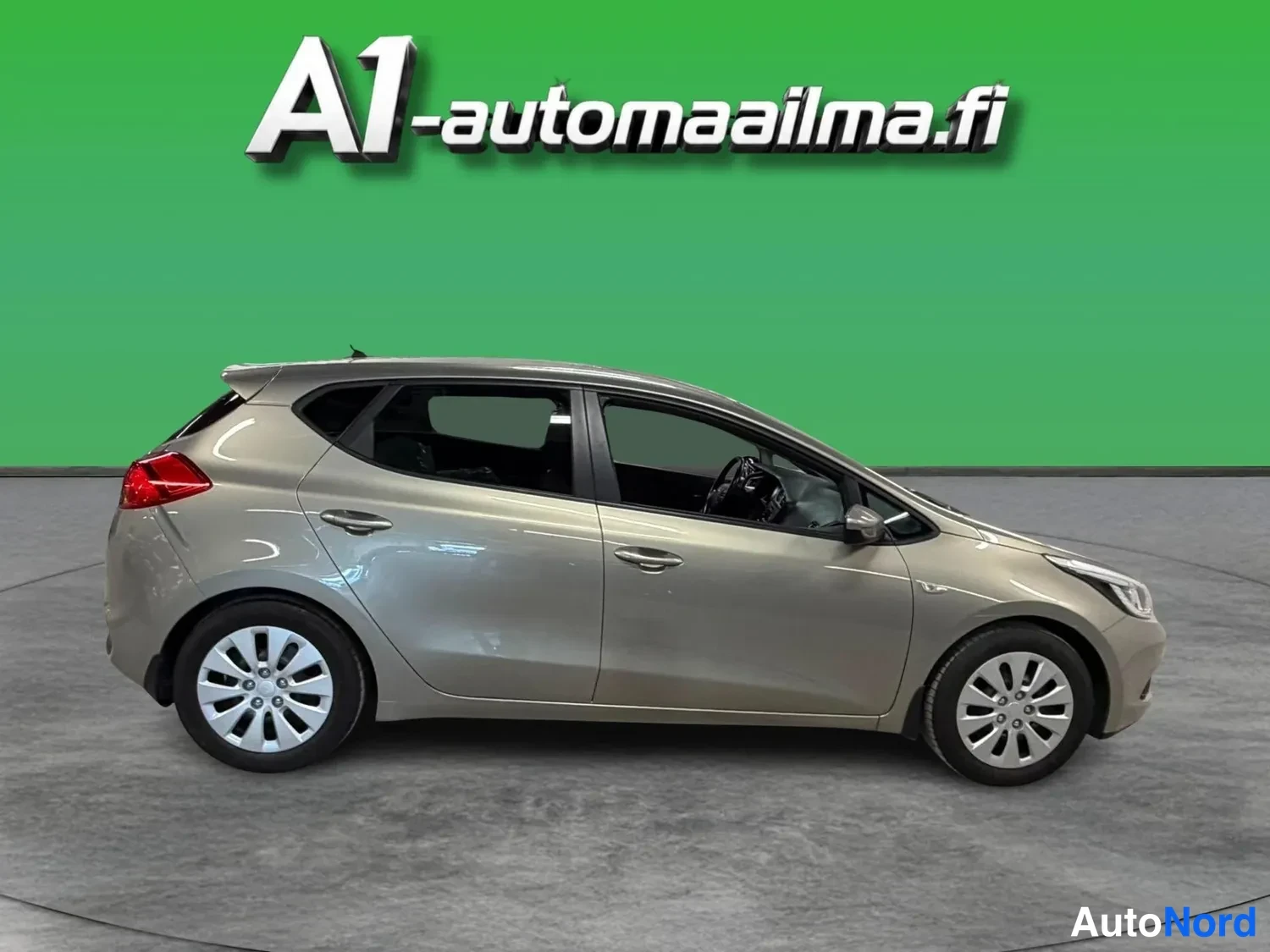Etuviisto, nokka oikealle: Kia Ceed -viistoperä autokodin studiossa vihreää taustaa vasten, etukulma oikealta; auton kylki ja etuosa näkyvät, väri beige.